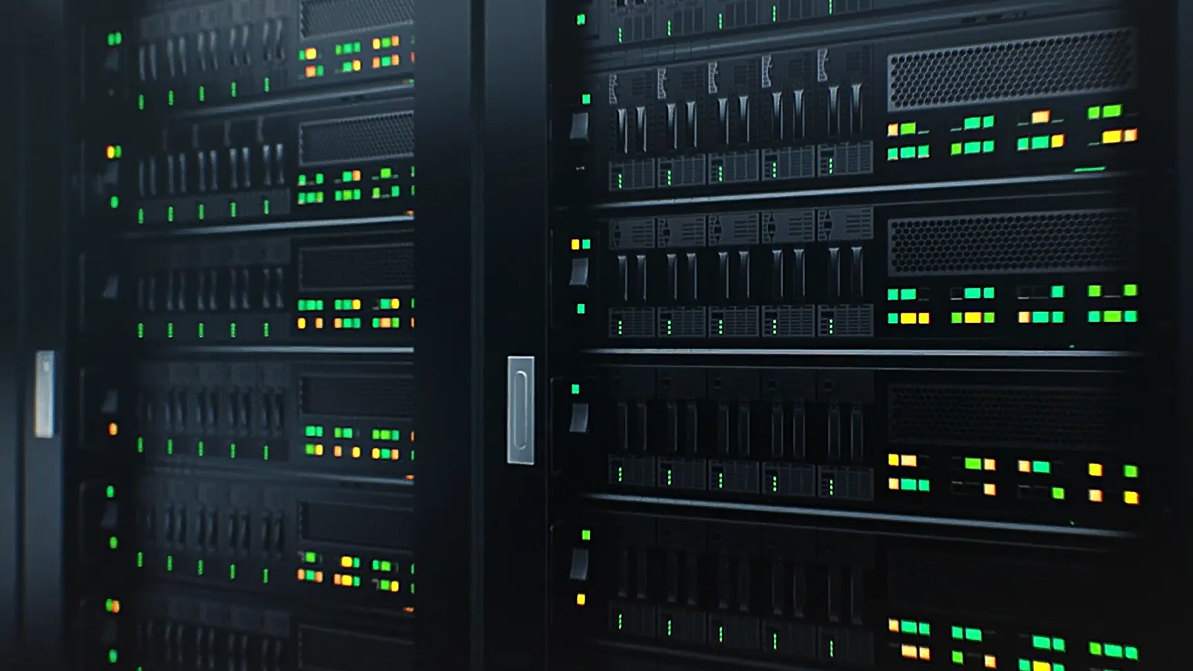 Serverrack mit mehreren schwarzen Einheiten, grün-gelben Status-LEDs leuchten, Symbol für Datenzentrum und Netzwerkbetrieb.