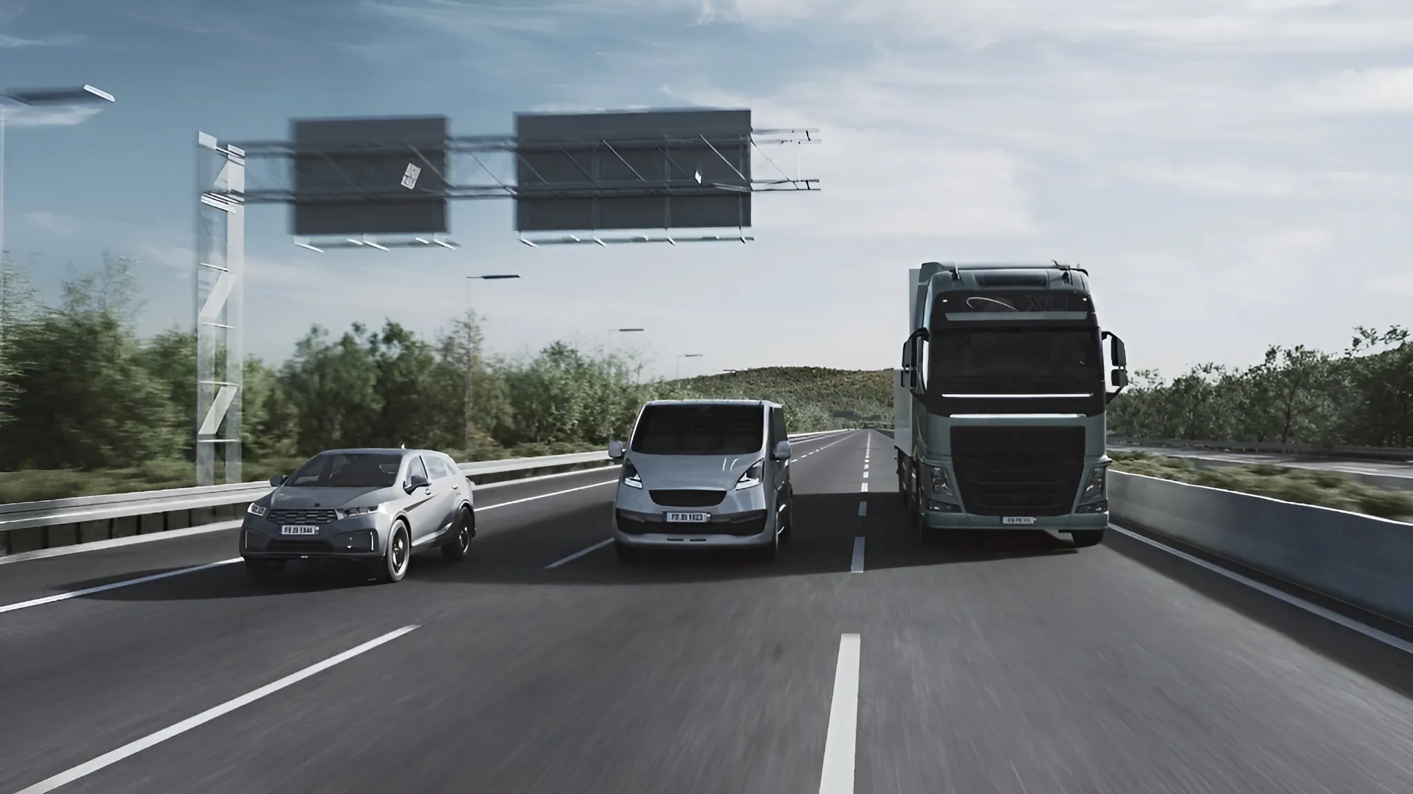 Drei Fahrzeuge – Auto, Lieferwagen und Lkw – fahren nebeneinander auf der Autobahn. Im Hintergrund Bäume und Schilder, die Szene verdeutlicht Verkehrsdichte, unterschiedliche Fahrzeugtypen und Mobilität im Fernverkehr.