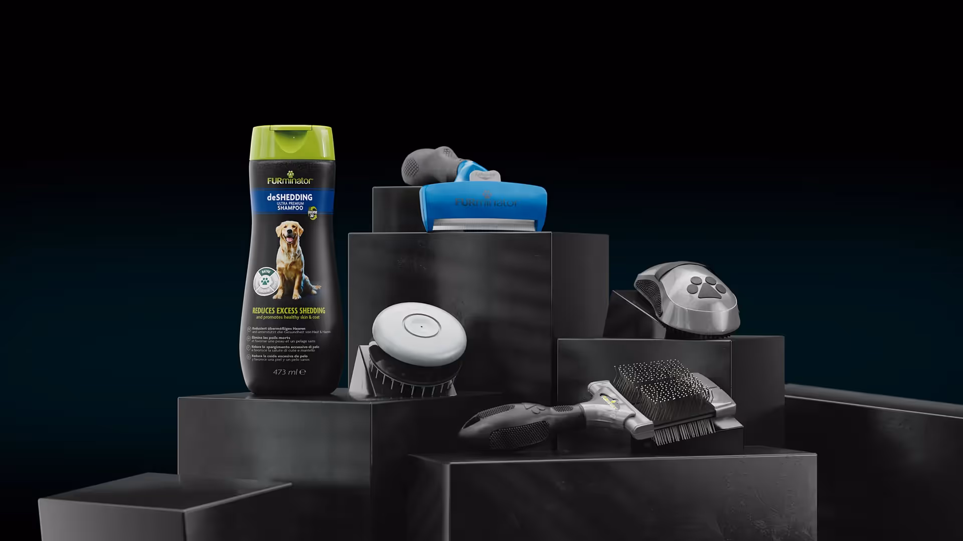 Produktaufstellung von Furminator-Tierpflegeprodukten auf schwarzen Podesten, darunter ein deShedding-Shampoo mit Hundemotiv, ein blauer Furminator-Kamm, eine weiße Rundbürste, eine silberne Fellpflegebürste und eine schwarze Slicker-Bürste mit Gummigriff.