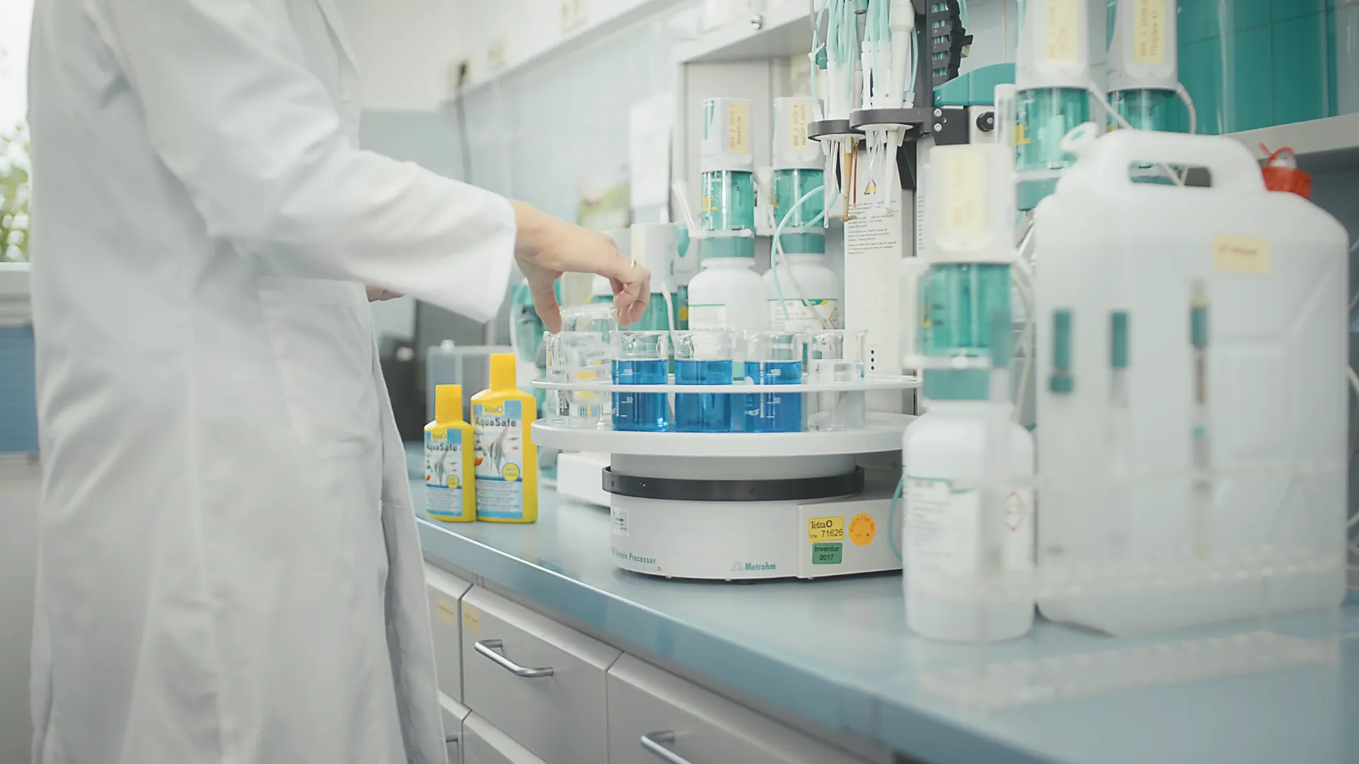 Laboraufnahme mit Forscherin bei chemischer Analyse – Szene aus einer hochwertigen Filmproduktion oder einem Werbefilm, der Forschung, Innovation und Qualität in moderner Produktentwicklung authentisch visualisiert.
