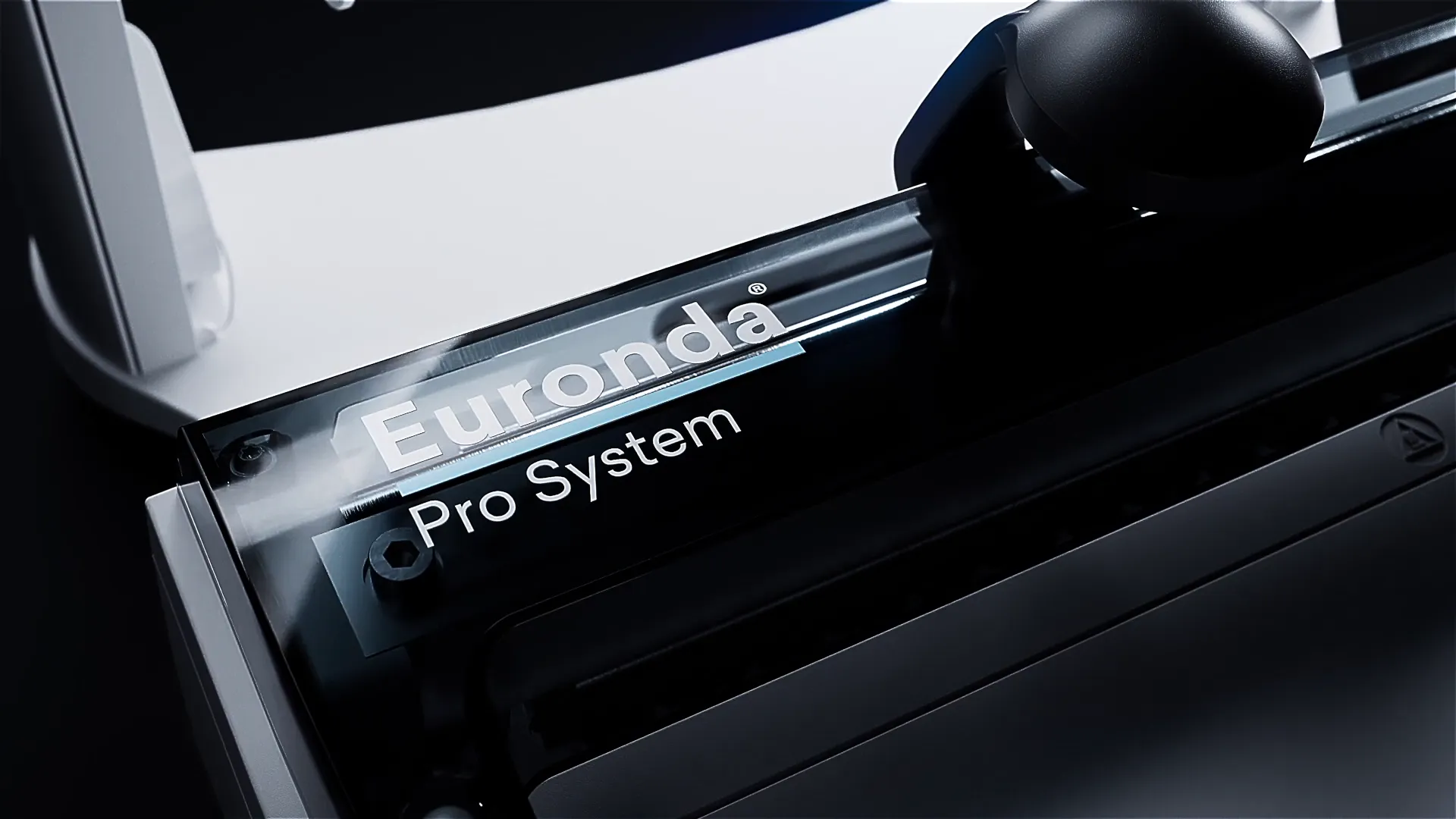 Nahaufnahme 3D-Rendering eines Geräts mit Aufschrift ‚Euronda Pro System‘, glänzende schwarze und silberne Oberfläche mit präzisen Details.
