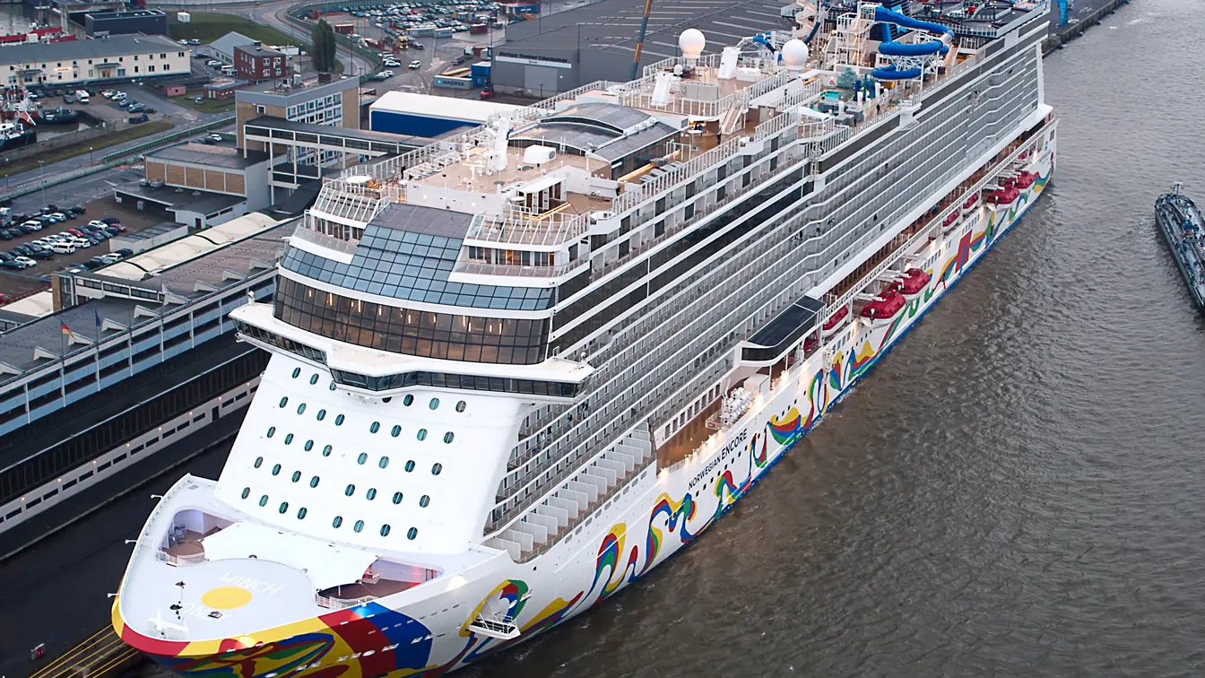 Kreuzfahrtschiff mit integrierter RIMO Electric E-Kartbahn – einzigartige Motorsport-Attraktion auf hoher See.