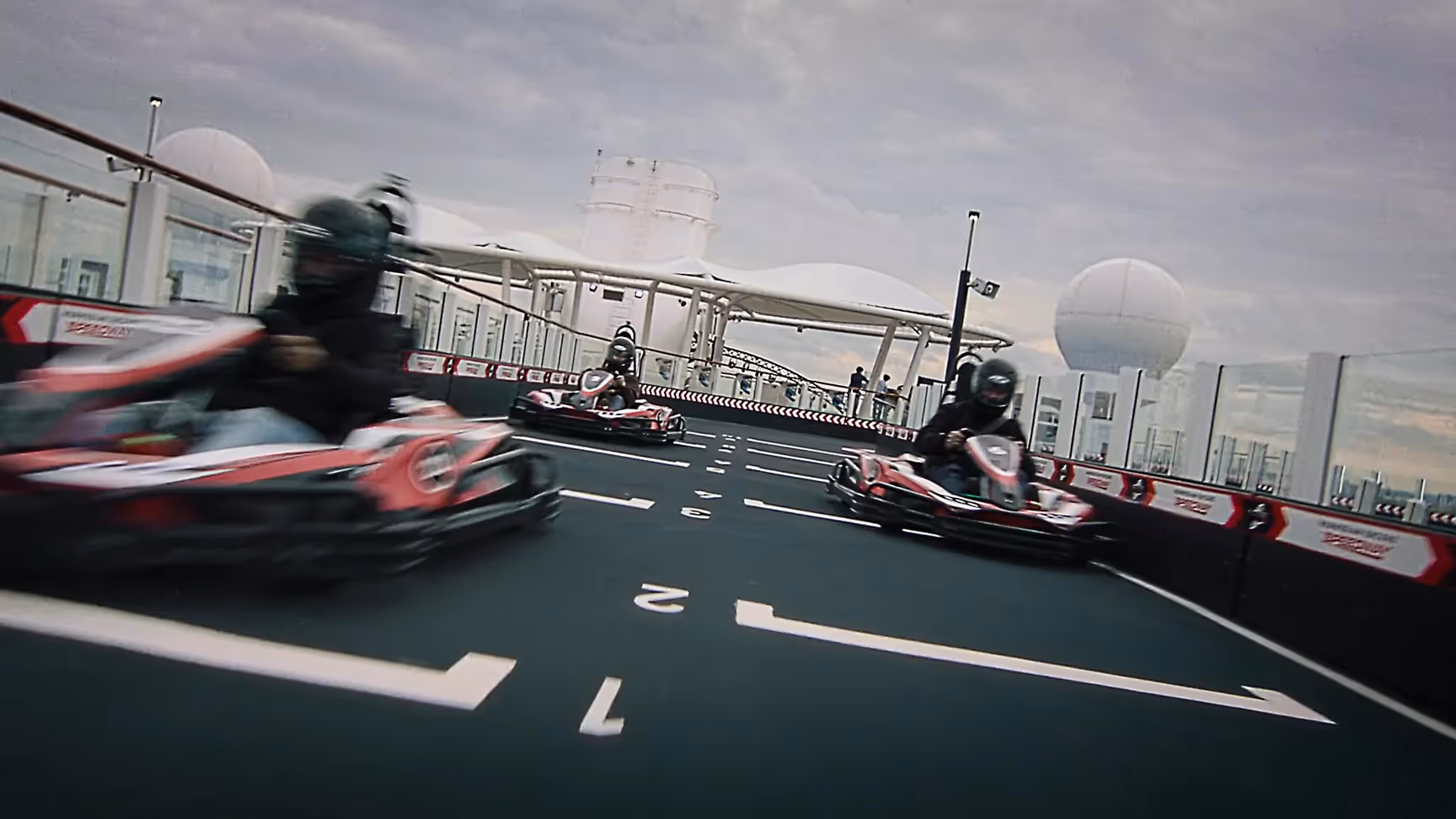 Filmproduktion Szene: E-Kart Fahrer in Action auf der RIMO Electric Rennstrecke – dynamische Darstellung von Elektromobilität, Motorsport und Fahrspaß in moderner, hochwertiger Filmproduktion.