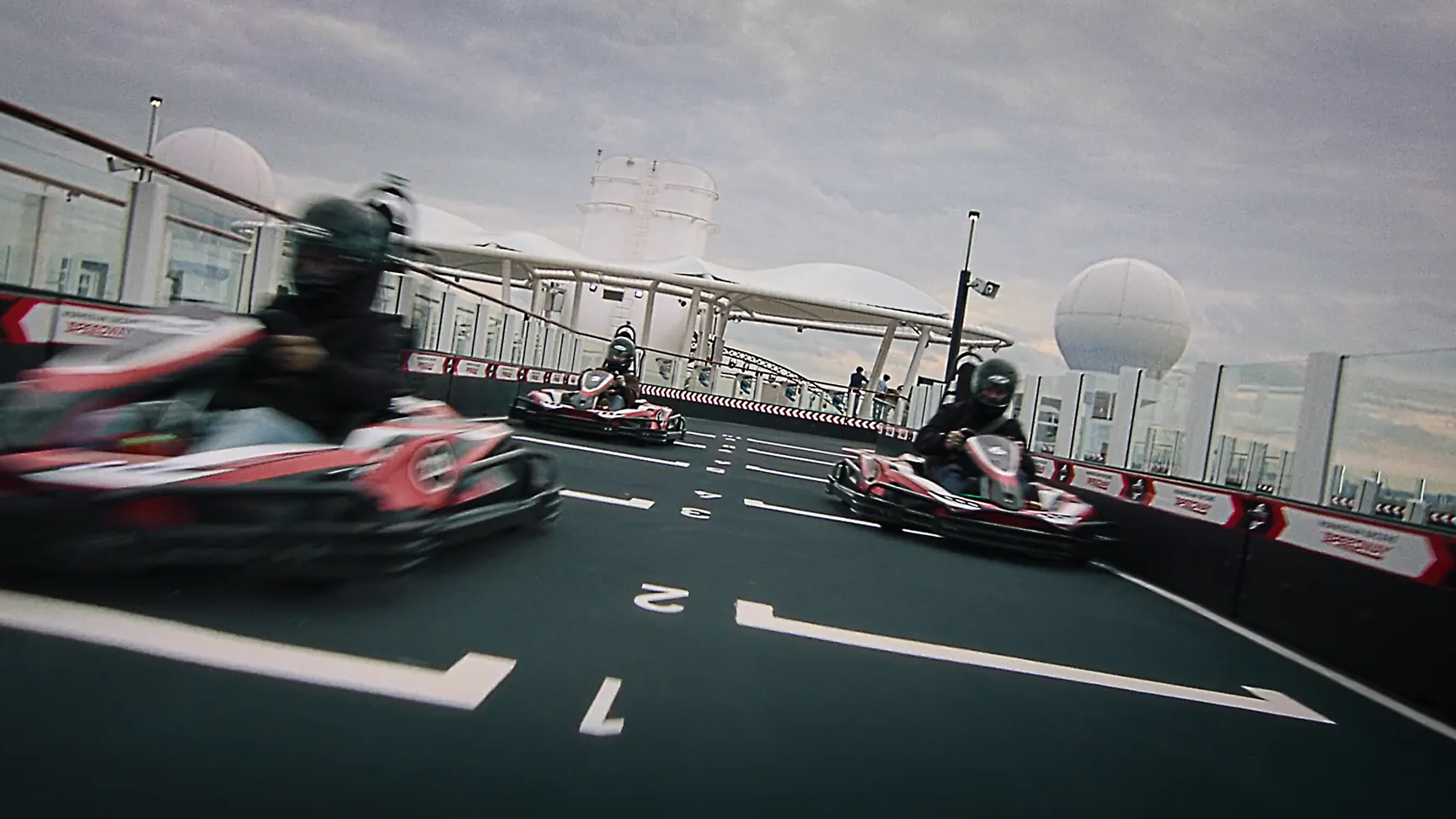 Filmproduktion Szene: E-Kart Fahrer in Action auf der RIMO Electric Rennstrecke – dynamische Darstellung von Elektromobilität, Motorsport und Fahrspaß in moderner, hochwertiger Filmproduktion.