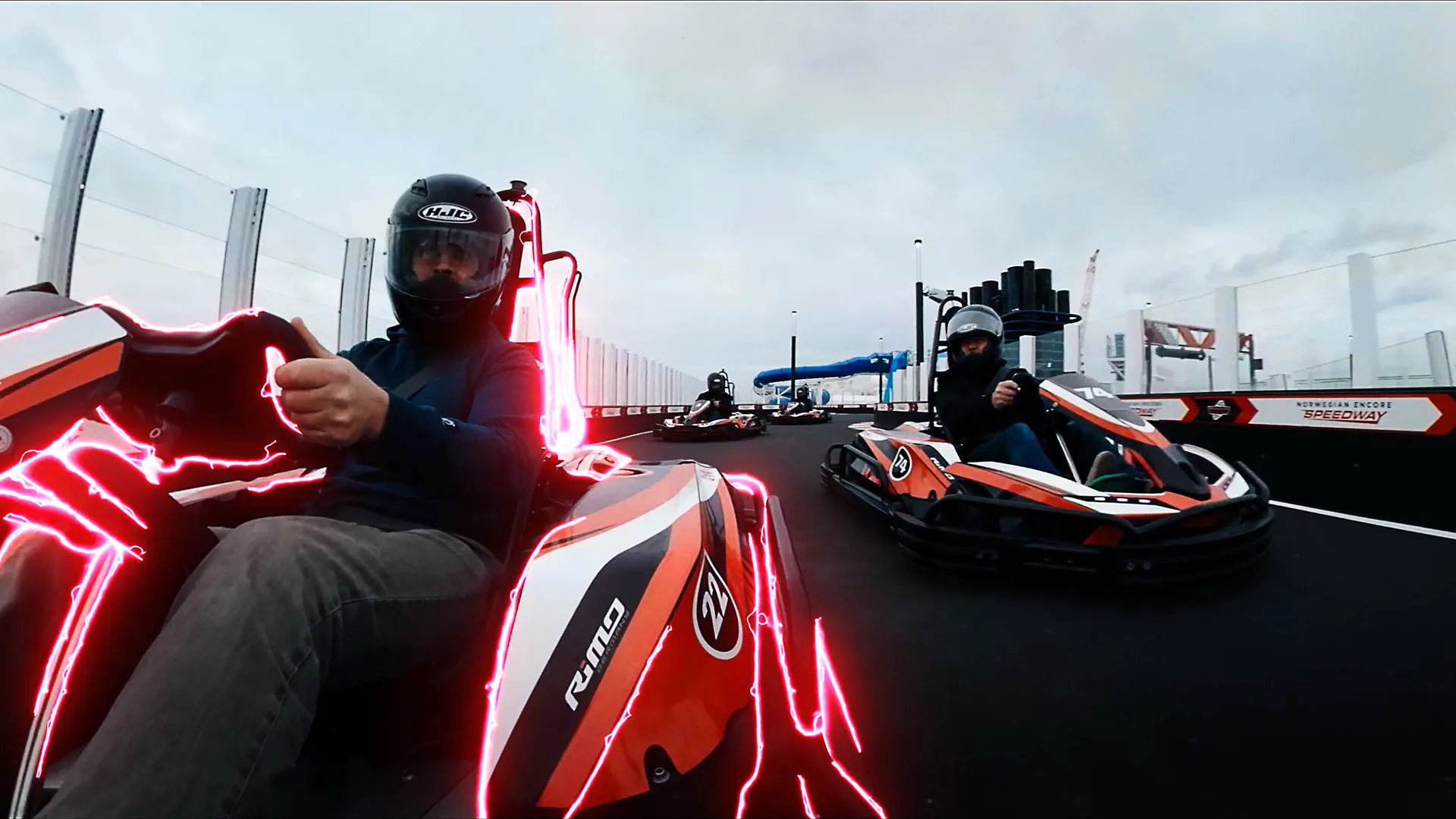 Filmproduktion Szene: RIMO Electric E-Kart mit Fahrer und leuchtenden Energieeffekten – dynamische Darstellung von Performance, Innovation und Elektromobilität im Kartsport in hochwertiger Filmproduktion.