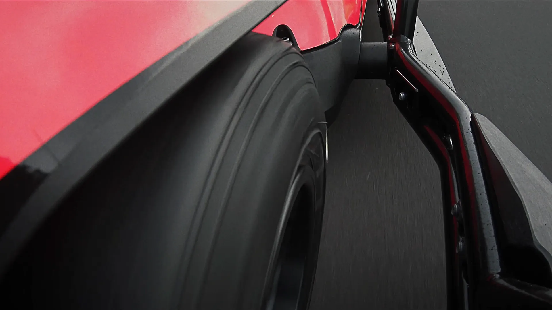 Detailaufnahme eines RIMO Electric Karts – Reifen, Fahrwerk und Elektrotechnik für nachhaltigen Motorsport.