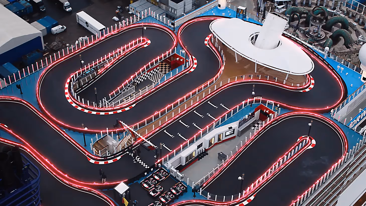 Luftaufnahme einer beleuchteten RIMO Electric E-Kart Rennstrecke auf einem Kreuzfahrtschiff – Innovation im Elektrokart-Sport.