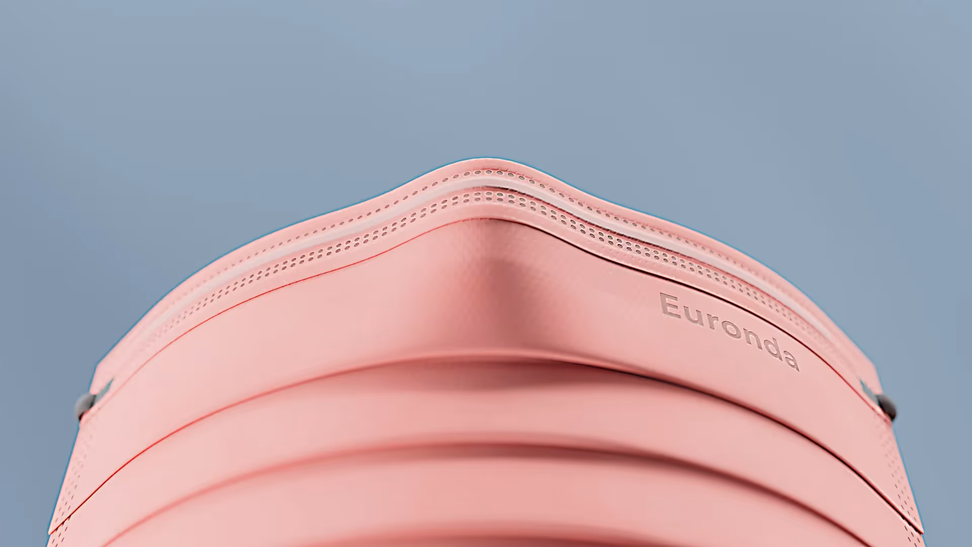 3D-Rendering einer rosa Euronda OP-Maske vor blauem Hintergrund – realistische Darstellung einer medizinischen Schutzmaske.