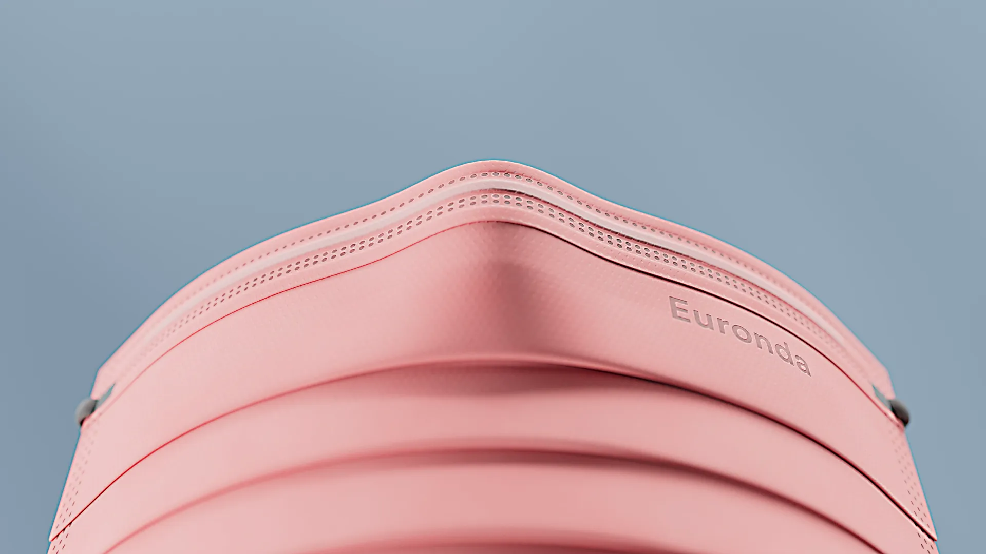 3D-Rendering einer rosa Euronda OP-Maske vor blauem Hintergrund – realistische Darstellung einer medizinischen Schutzmaske.