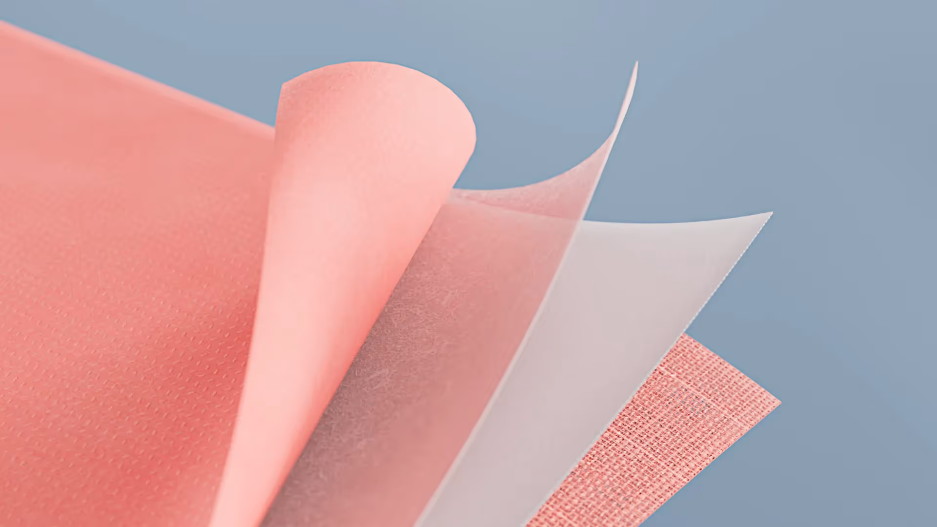 3D Animation Detailaufnahme mehrschichtiger rosa Maskenmaterialien – Darstellung der Struktur und Textur in realistischer 3D Animation für Produktvideo, Medizinprodukt-Kommunikation und visuelle Markenpräsentation.