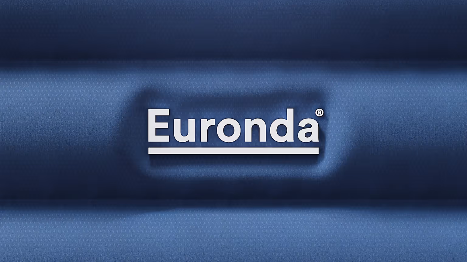 3D Animation Darstellung des Euronda Logos auf blauer strukturierter Oberfläche – visuelle Markeninszenierung in realistischer 3D Animation für Produktvideo, Corporate Design und medizinische Markenkommunikation.