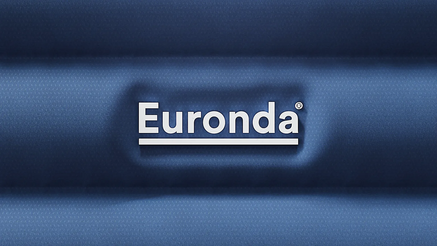 3D Animation Darstellung des Euronda Logos auf blauer strukturierter Oberfläche – visuelle Markeninszenierung in realistischer 3D Animation für Produktvideo, Corporate Design und medizinische Markenkommunikation.