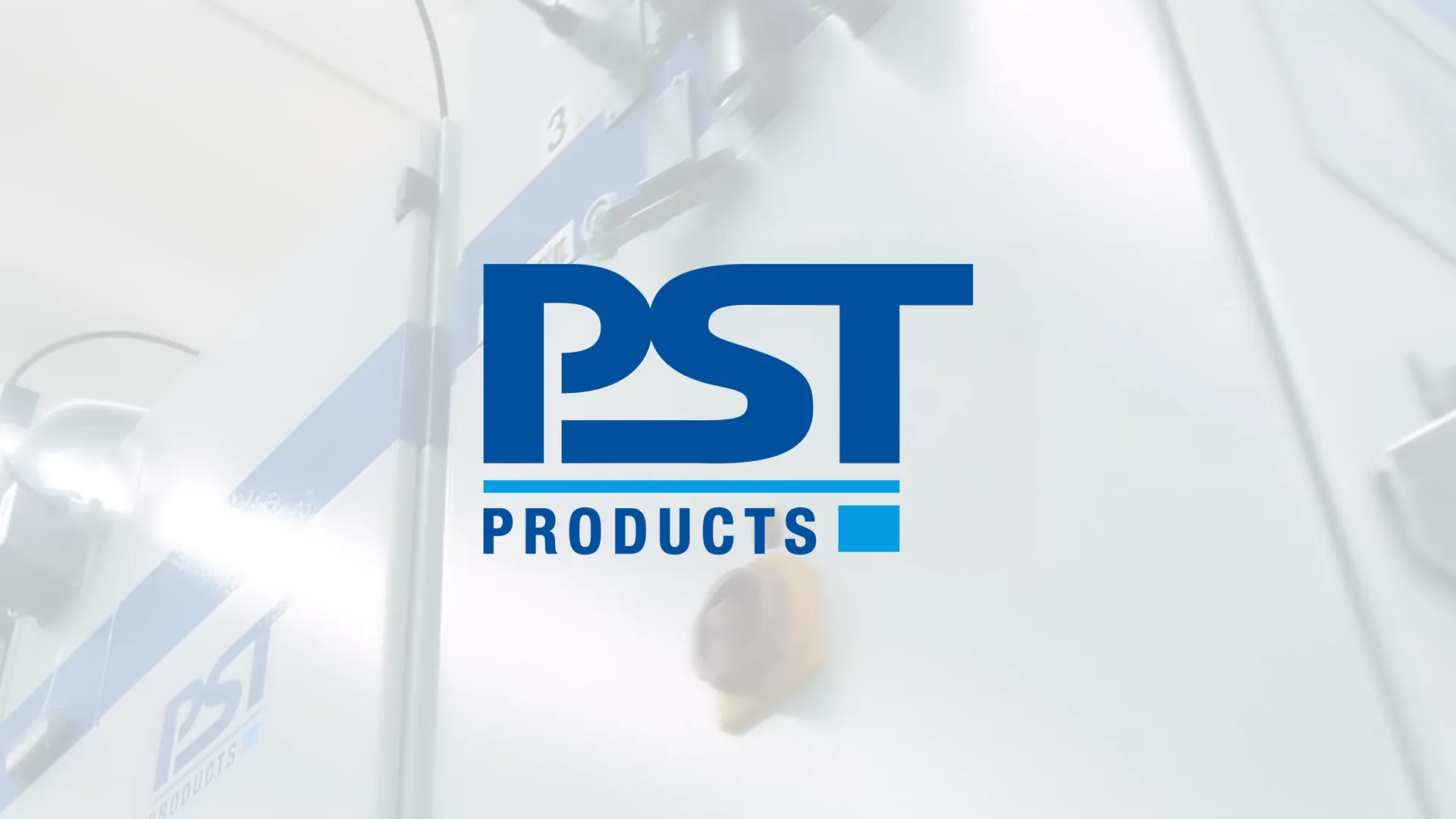 PST Products Logo in kräftiger blauer Schrift vor unscharfem Industriehintergrund, Symbol für Technologie und Professionalität.