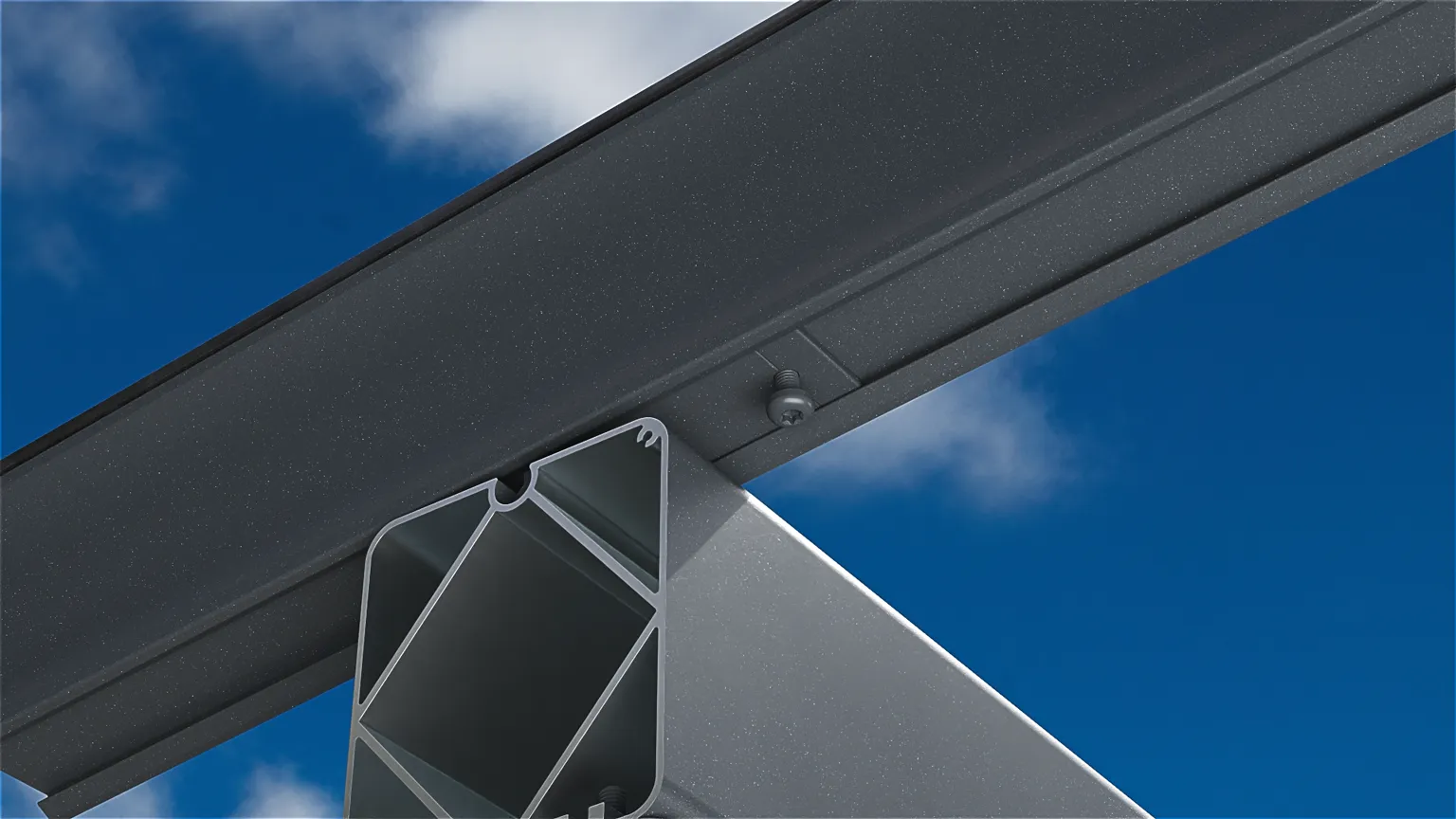 3D-Rendering einer grauen Metallkonstruktion mit Hohlprofilen und Befestigungsschraube, im Detail von unten gezeigt, vor einem blauen Himmel mit leichten Wolken.
