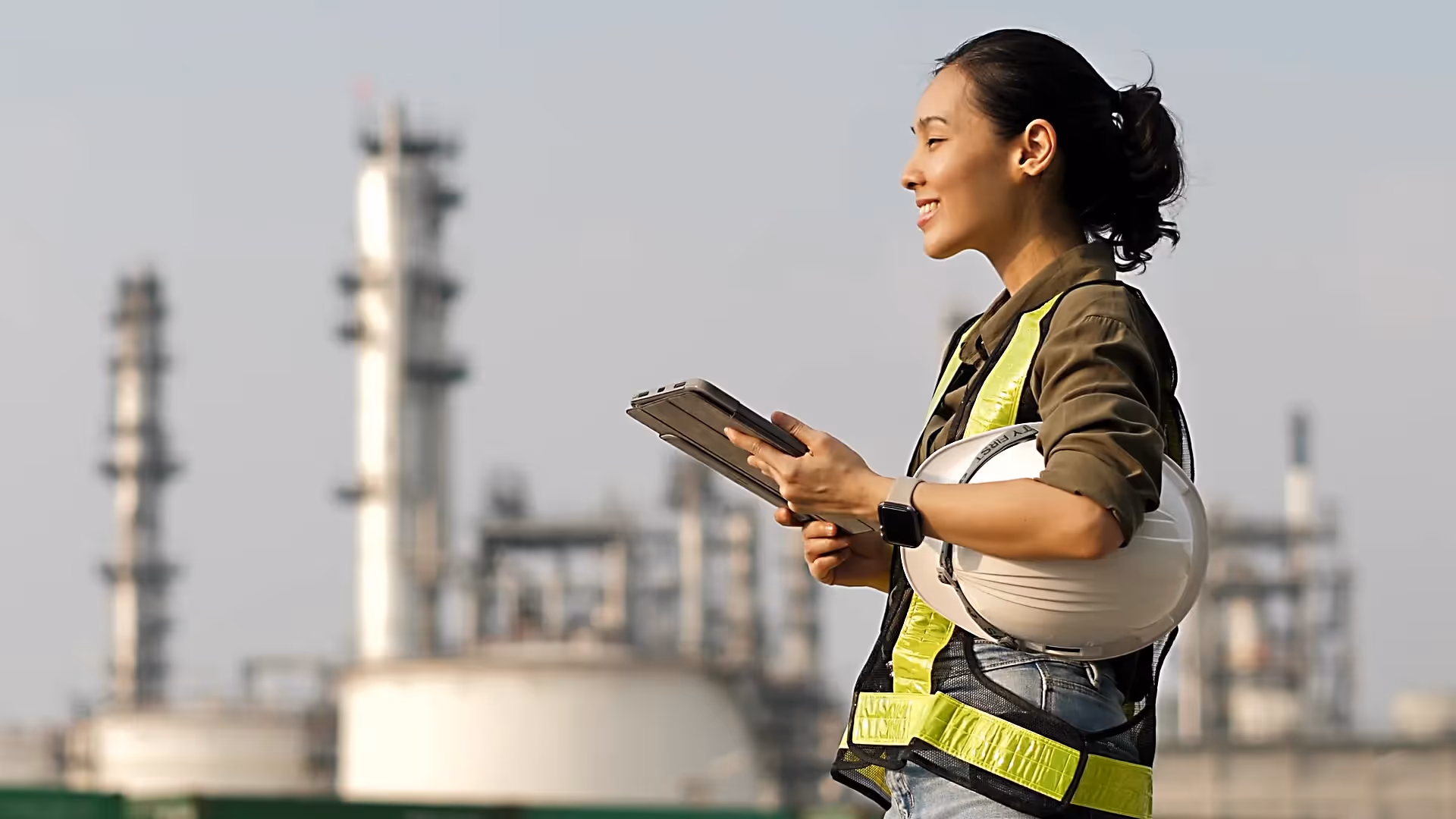 Schaeffler Ingenieurin mit Tablet vor Industrieanlagen – Digitalisierung und Nachhaltigkeit in der Industrie.