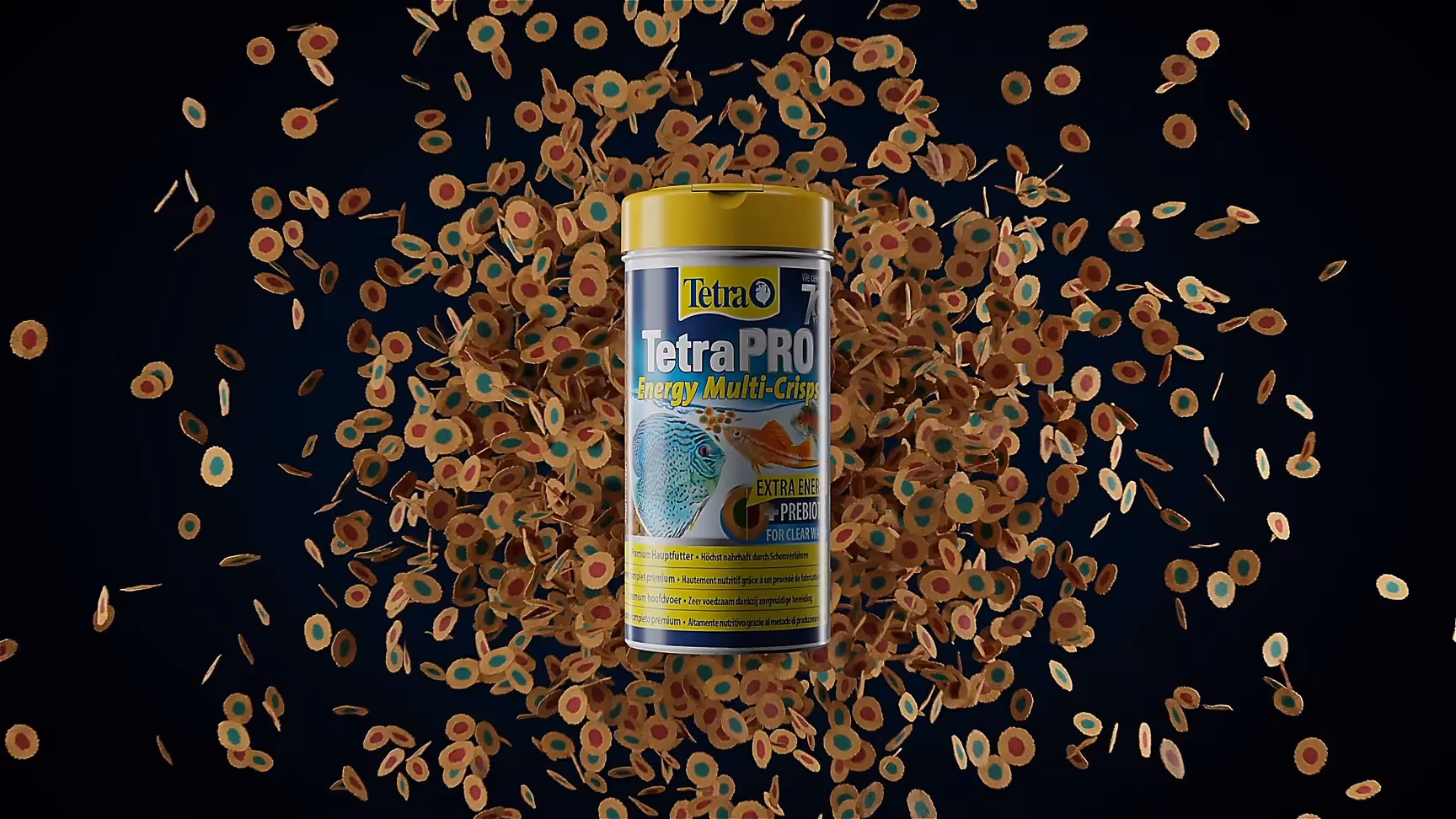 3D-Produktvisualisierung: Dose TetraPRO Energy Multi-Crisps in Gelb-Blau vor schwarzem Hintergrund, umgeben von hunderten fliegenden bunten Fischfutter-Crisps in Kreisform – dynamische Explosions-Animation.