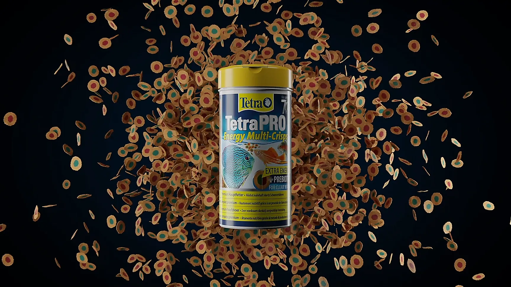 3D-Produktvisualisierung: Dose TetraPRO Energy Multi-Crisps in Gelb-Blau vor schwarzem Hintergrund, umgeben von hunderten fliegenden bunten Fischfutter-Crisps in Kreisform – dynamische Explosions-Animation.