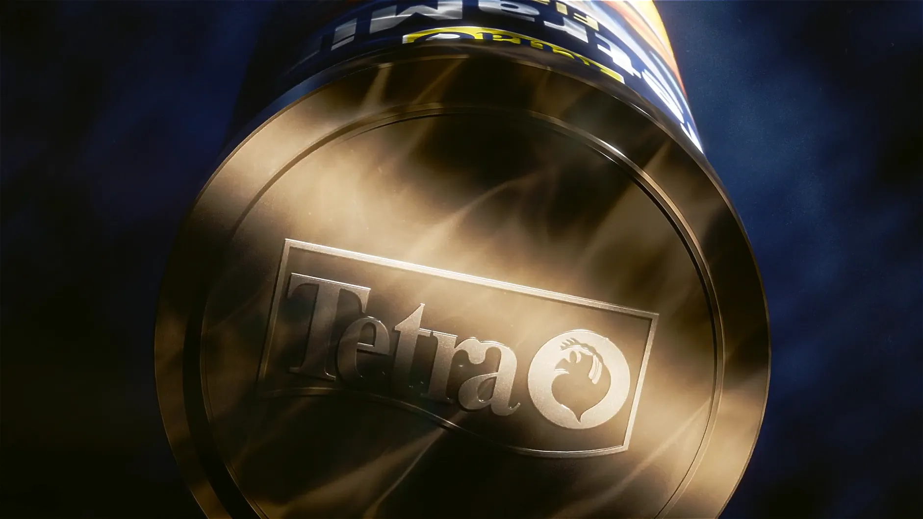 Detailansicht eines goldfarbenen Metalldeckels mit geprägtem Tetra-Logo, 3D-Rendering, dunkler Hintergrund, dramatische Lichtreflexe.