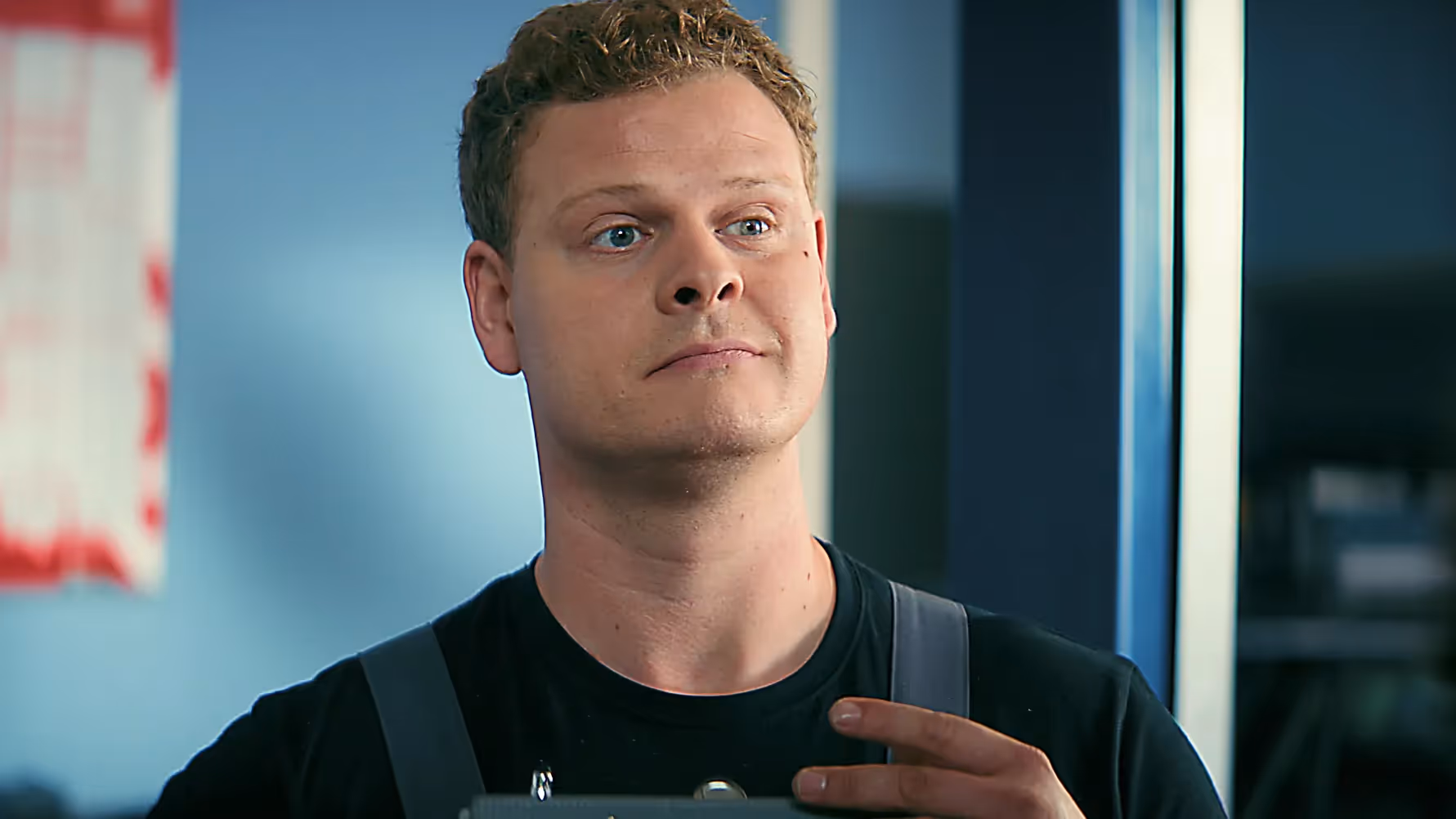 Mechaniker in Werkstatt mit Klemmbrett FEBI Imagefilm Szene.