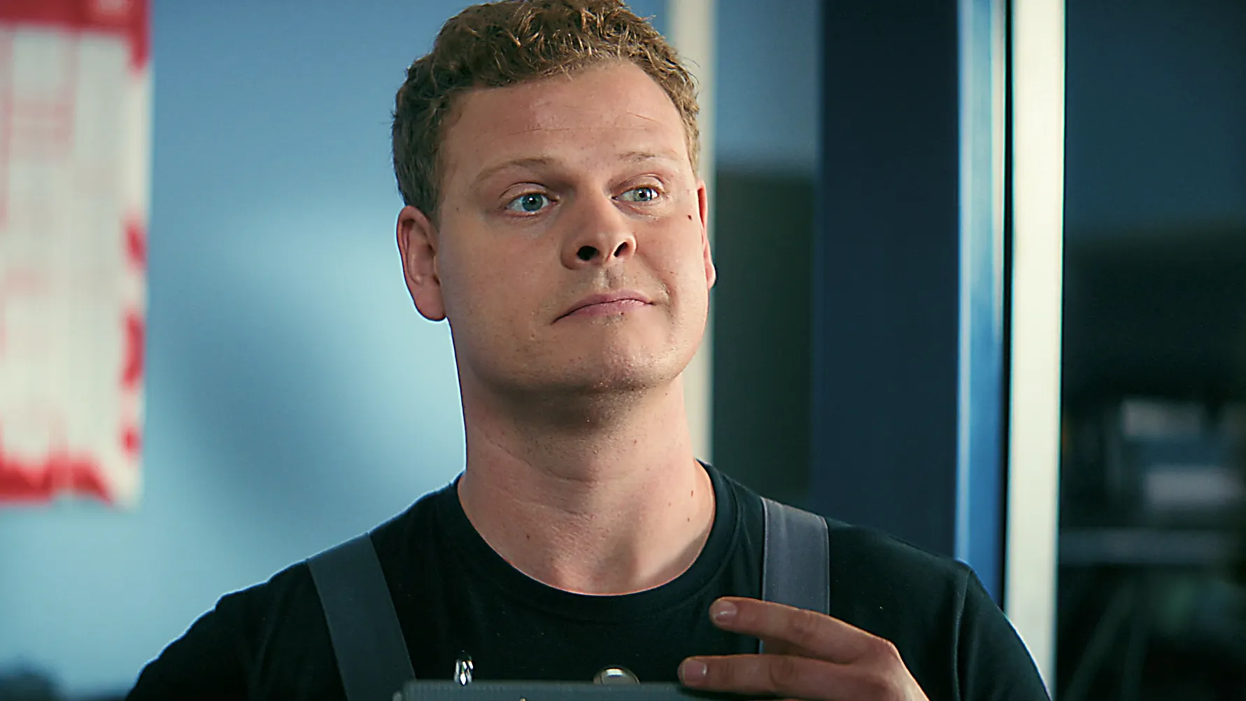 Mechaniker in Werkstatt mit Klemmbrett FEBI Imagefilm Szene.