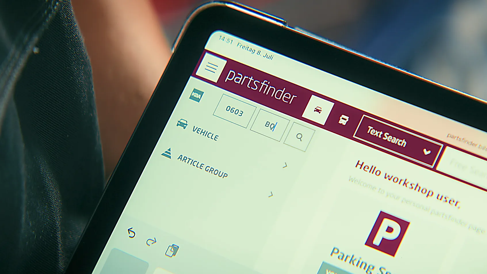 Tablet zeigt FEBI PartsFinder digitale Ersatzteillösung in Werkstatt.