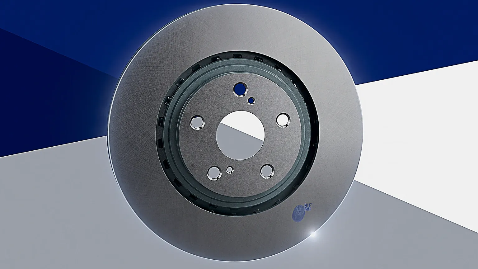 Produktaufnahme einer Blue Print Bremsscheibe auf modernem Hintergrund.