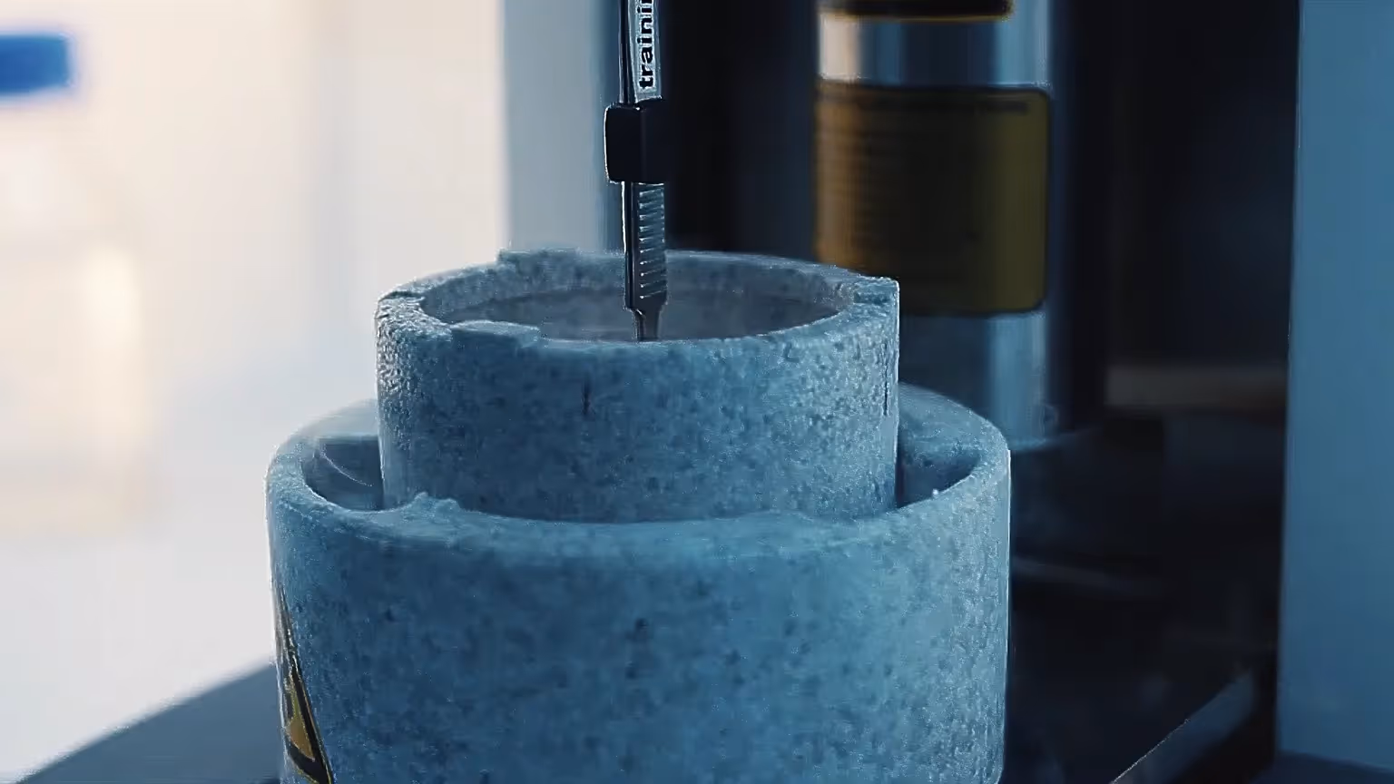 Detail einer kryotechnischen Apparatur mit Sonde, die tiefgekühlte Proben verarbeitet.