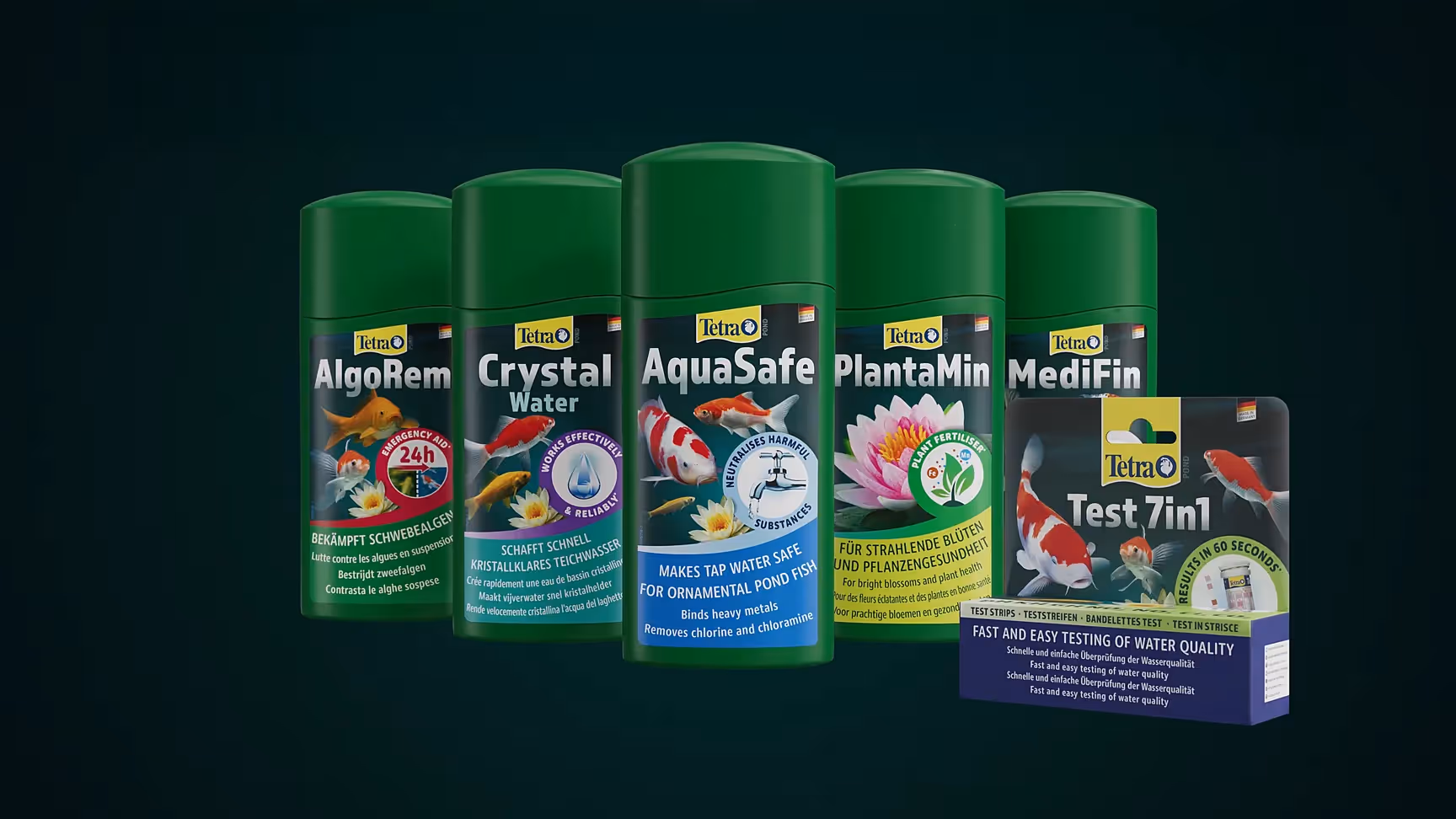 Gruppe von Tetra-Produkten in 3D-Animation: Flaschen AlgoRem, Crystal Water, AquaSafe, PlantaMin und MediFin sowie Test 7in1 Packung, nebeneinander präsentiert vor dunklem Hintergrund – Sortiment für Teichpflege.