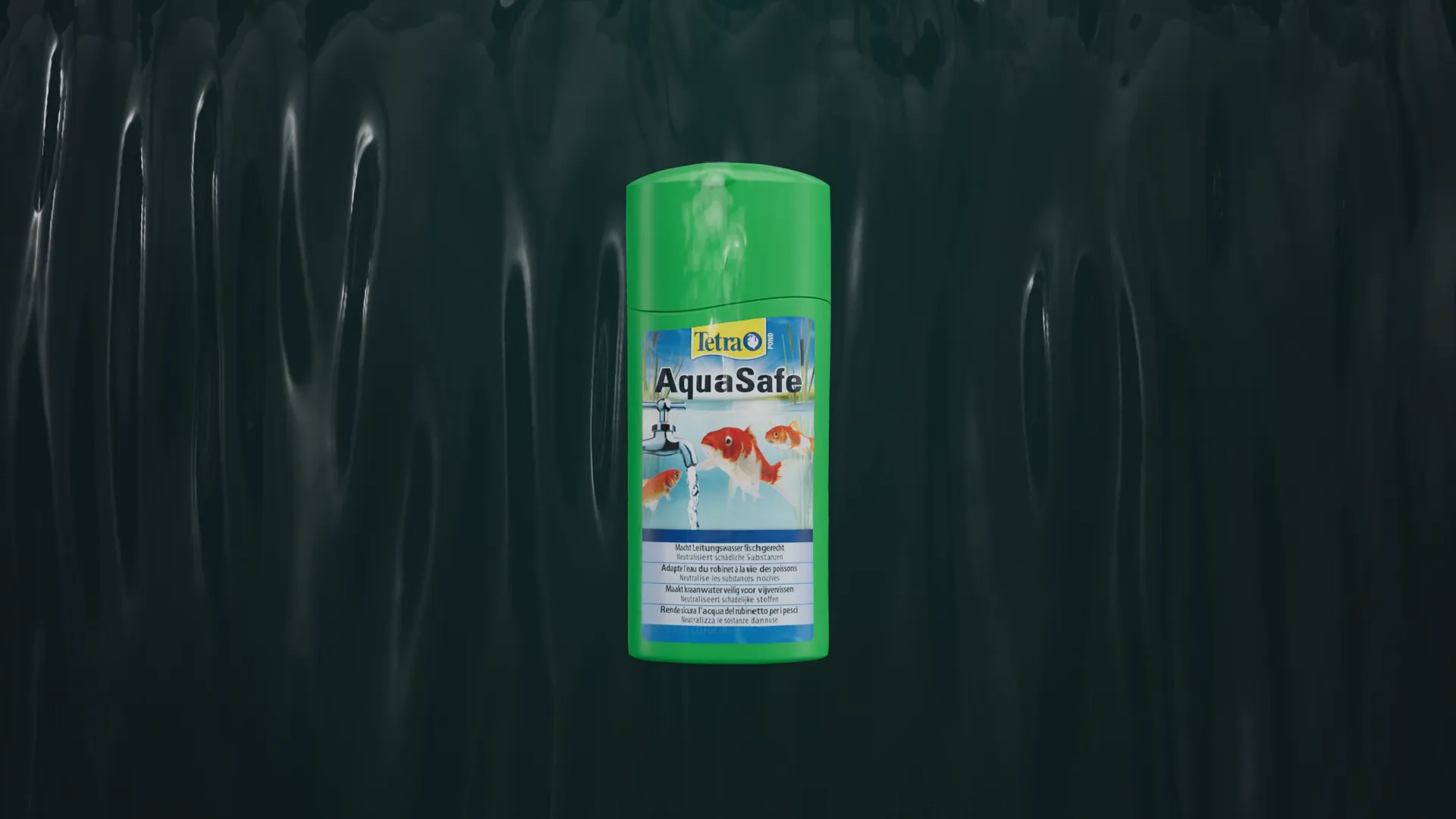 Produktvisualisierung: grüne Flasche Tetra AquaSafe für Gartenteiche vor animiertem Wasserhintergrund, Etikett mit Koi-Fischen und Wasserhahn-Symbol – 3D Produktvideo.