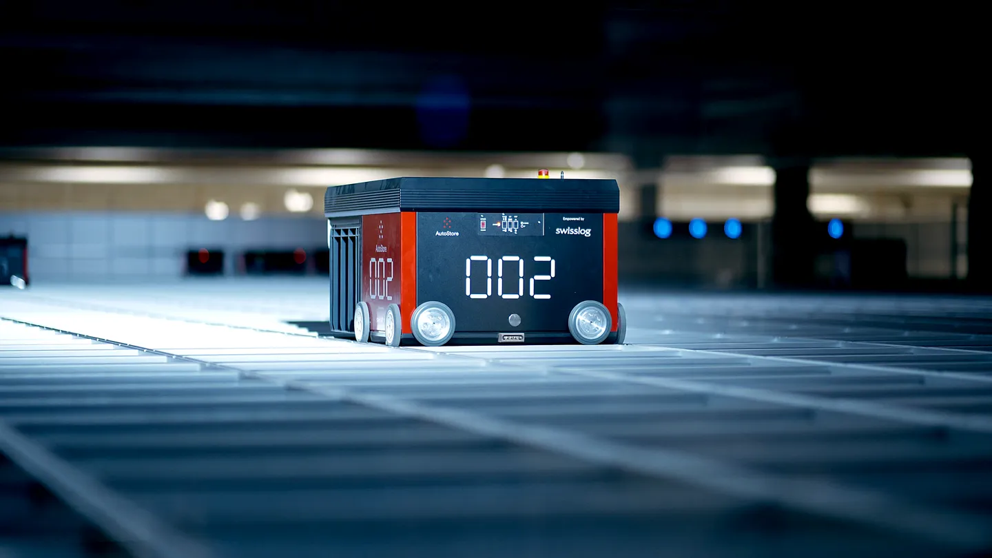 AutoStore Roboter im modernen Logistiklager von Nobby für automatisierte Warenlagerung.