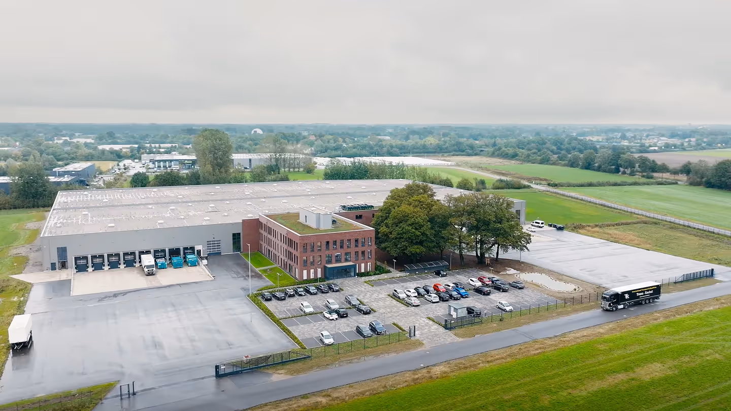 Nobby Logistikzentrum mit Lagerhalle und Bürogebäude in grüner Umgebung aus der Luft fotografiert.
