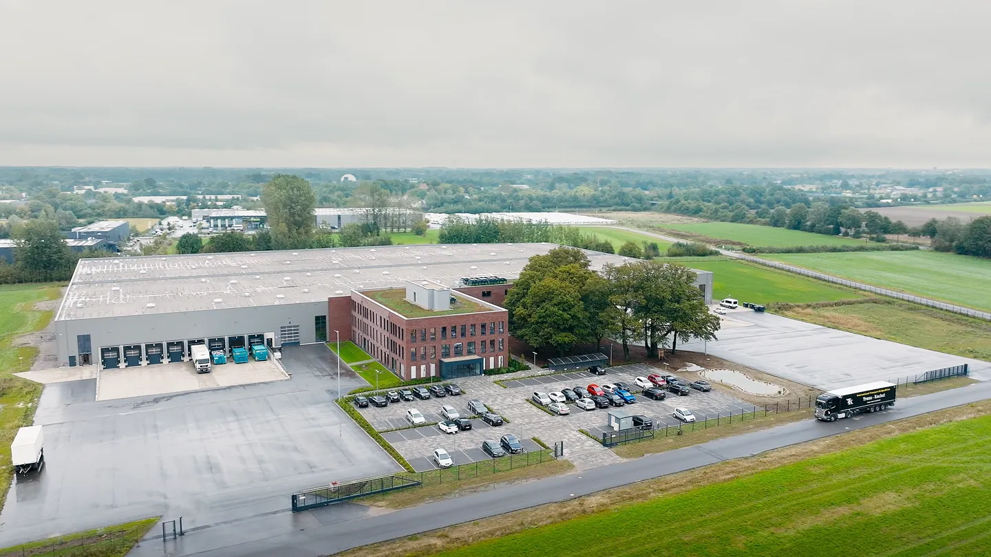 Nobby Logistikzentrum mit Lagerhalle und Bürogebäude in grüner Umgebung aus der Luft fotografiert.