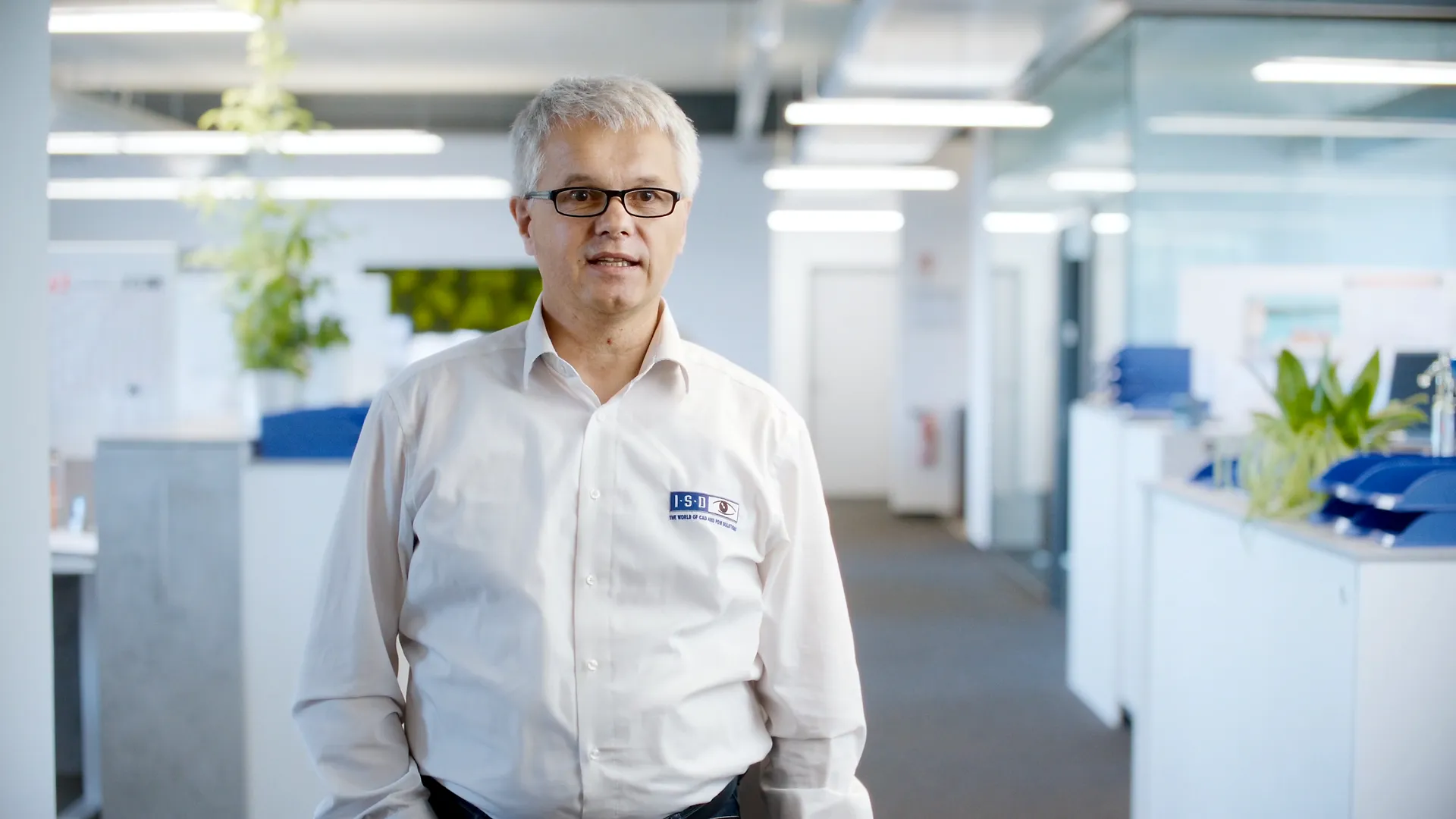 Filmproduktion Szene: Mitarbeiter im modernen Büro von ISD Software & Systems spricht im Interview – Industrieaufnahme für Unternehmensfilm, Recruitingfilm und professionelle Filmproduktion im Technologiesektor.