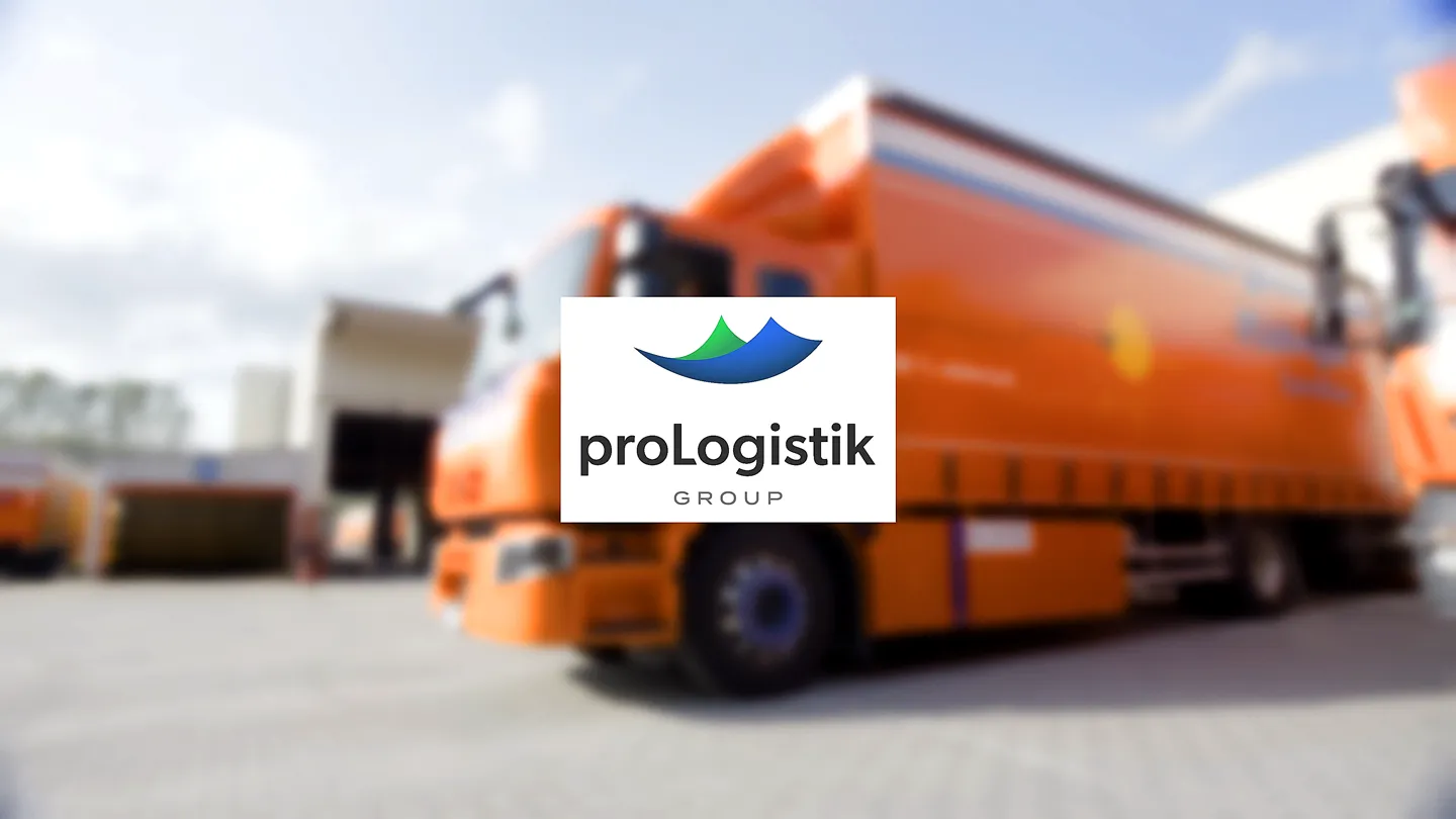 proLogistik Group Logo vor unscharfem Hintergrund mit orangefarbenem Lkw – visuelle Darstellung von Transport, Industrie und moderner Logistik in hochwertiger Unternehmenskommunikation und Filmproduktion.