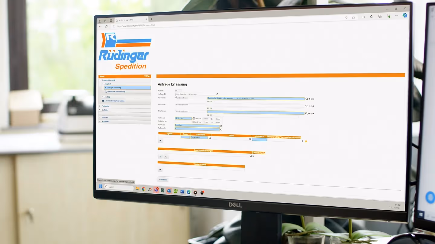 Computerbildschirm mit Rüdinger Spedition Logistiksoftware zur Auftragserfassung – moderne Darstellung von digitaler Logistik, Prozessoptimierung und Unternehmenskommunikation in professioneller Filmproduktion.