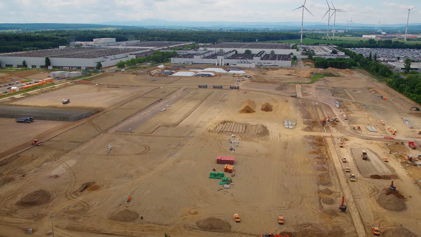 Baustelle der Volkswagen SalzGiga Batteriefabrik in Salzgitter, Baufortschritt der PowerCo Gigafactory für moderne Batteriezellenproduktion.