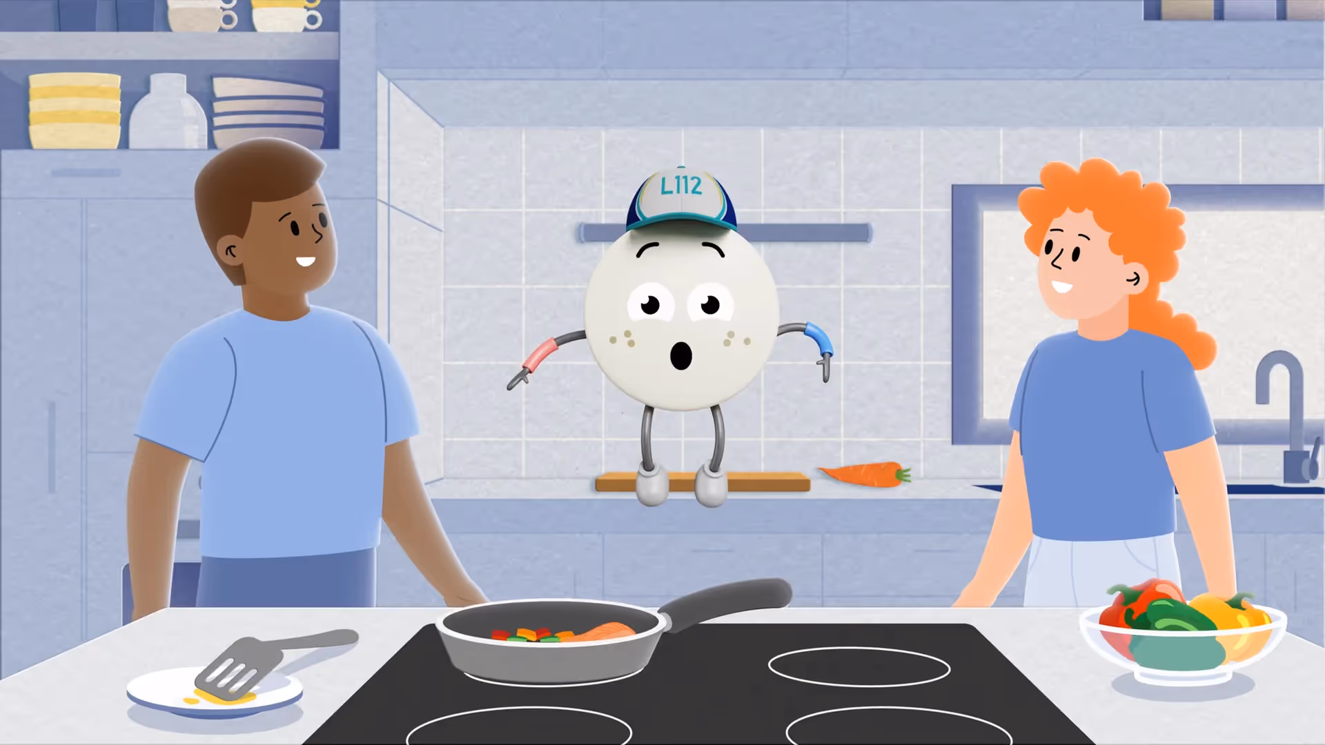 Zwei 2D-Personen in einer Küche neben einem 3D-Pillencharakter mit „L112“-Kappe. Auf dem Herd brät Gemüse, daneben eine Schüssel mit Paprika.
