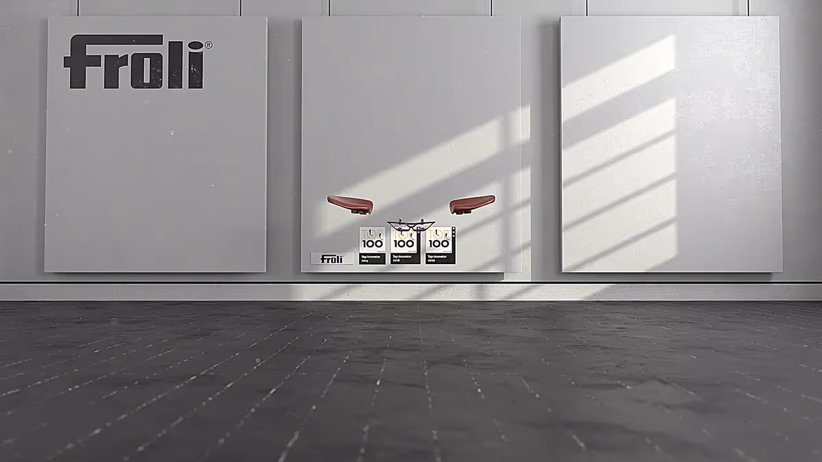 3D-Rendering einer Ausstellungswand im Showroom mit dem Froli-Logo, drei Top-100-Innovator-Auszeichnungen und Stuhlelementen, die als Designinstallation präsentiert werden.