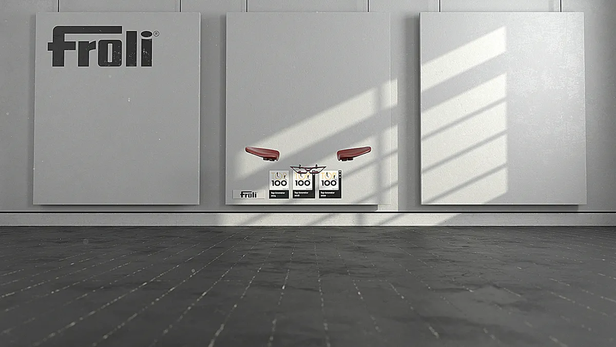 3D-Rendering einer Ausstellungswand im Showroom mit dem Froli-Logo, drei Top-100-Innovator-Auszeichnungen und Stuhlelementen, die als Designinstallation präsentiert werden.