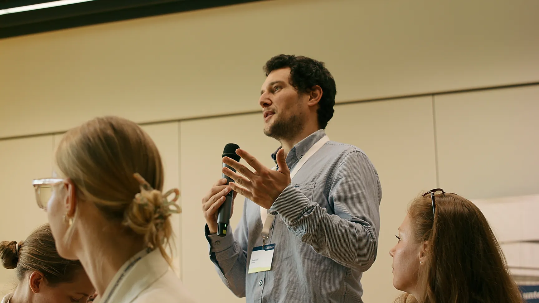 Teilnehmer beim CDI Summer Summit spricht über Lösungen zur Dekarbonisierung.