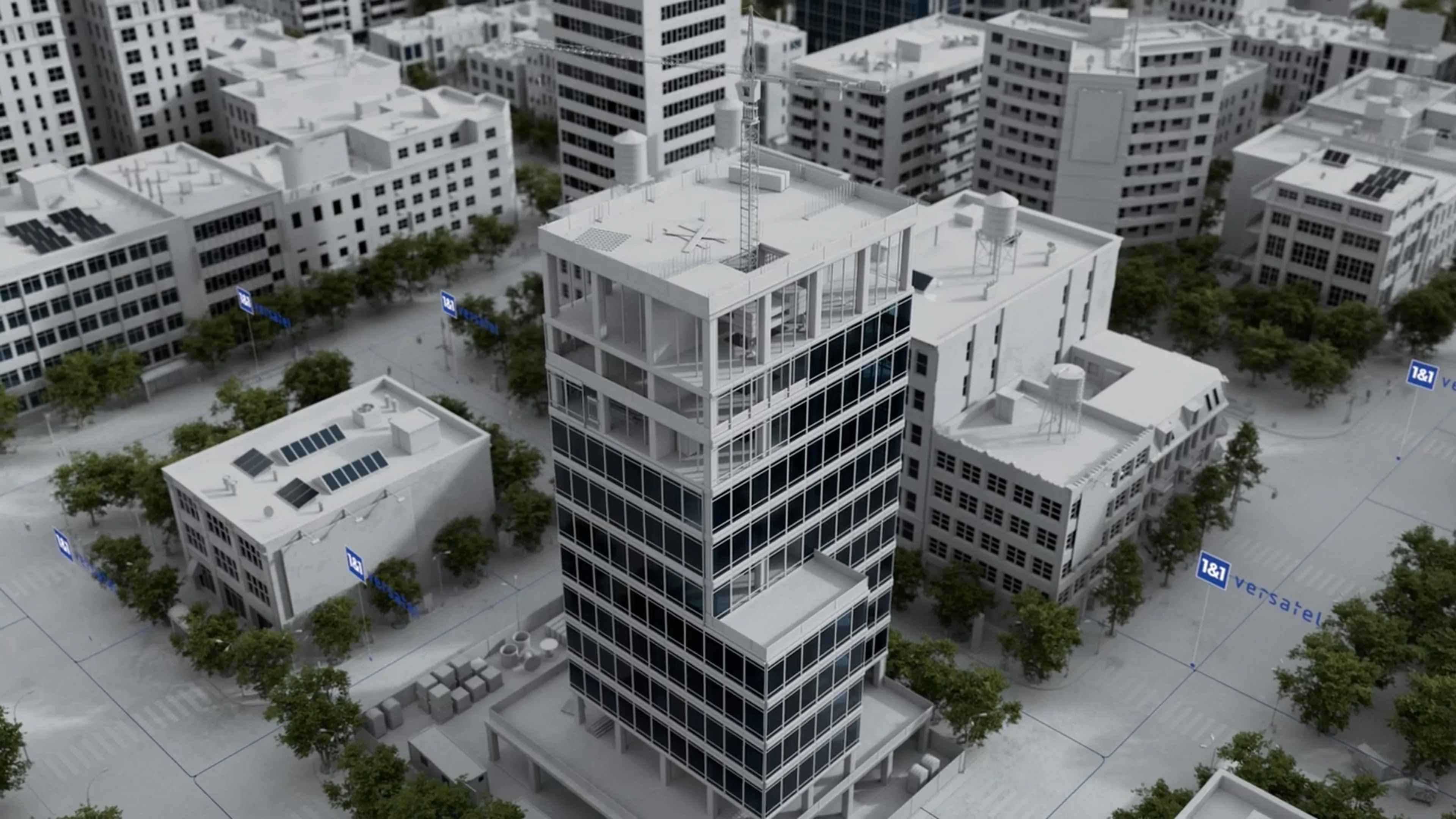 3D-Animation einer modernen Stadt mit Hochhaus, Gebäuden und 1&1-Versatel-Netzwerkverbindungen. Visualisierung digitaler Infrastruktur für Produktvideo oder Werbefilm über Telekommunikation, Glasfaserausbau und Smart-City-Technologie.