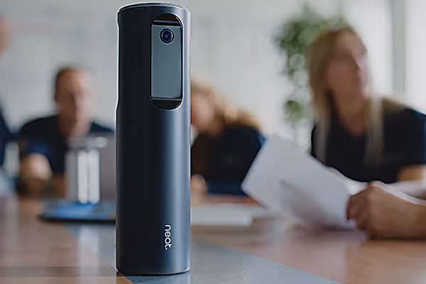 NEAT Videokonferenzkamera im Einsatz während eines Meetings – hochwertige Szene aus einem Kundenfilm oder Produktvideo über moderne Kommunikation, smarte Meetinglösungen und innovative Collaboration-Technologie.