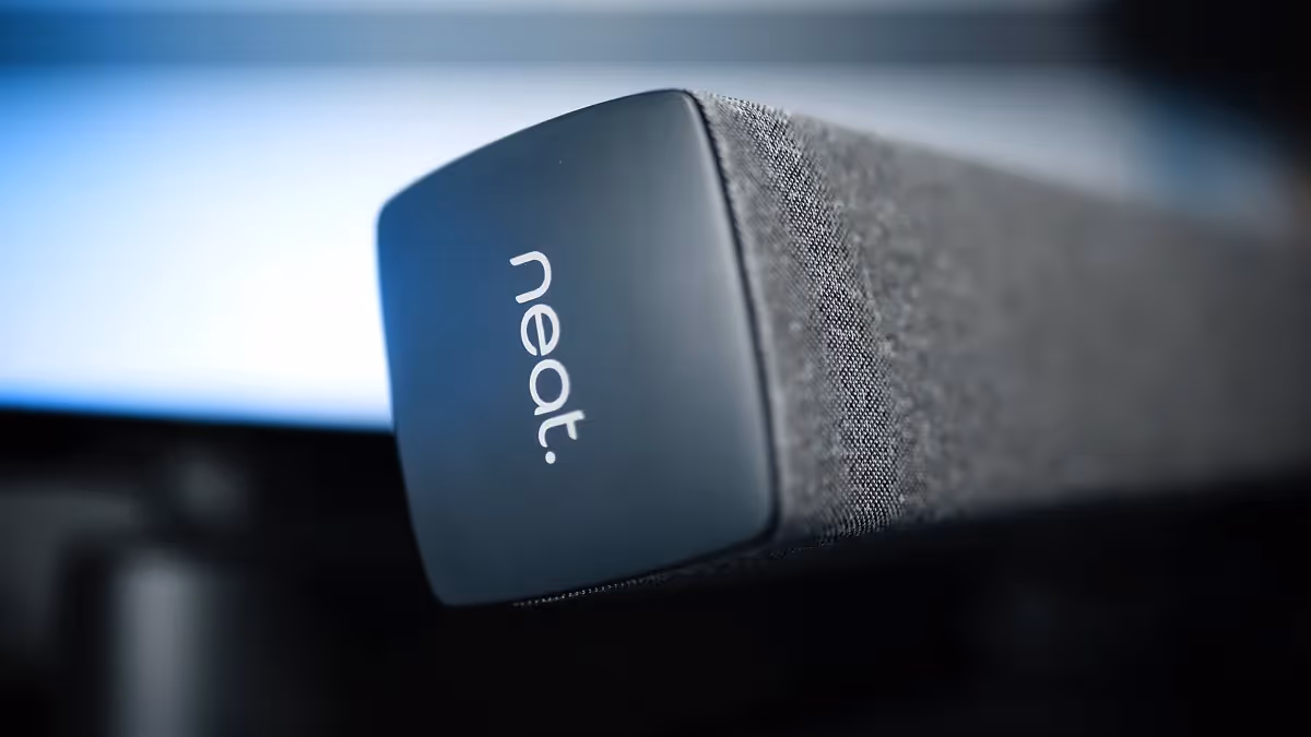 Nahaufnahme einer modernen Videokonferenz-Kamera von NEAT – hochwertige Produktaufnahme für Kundenfilm oder Produktvideo über smarte Meeting-Technologien und professionelle Unternehmenskommunikation.