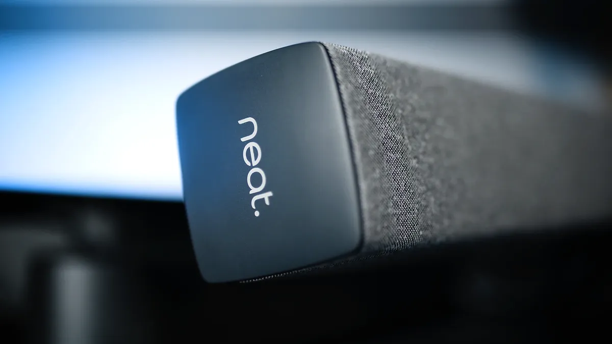 Nahaufnahme einer modernen Videokonferenz-Kamera von NEAT – hochwertige Produktaufnahme für Kundenfilm oder Produktvideo über smarte Meeting-Technologien und professionelle Unternehmenskommunikation.