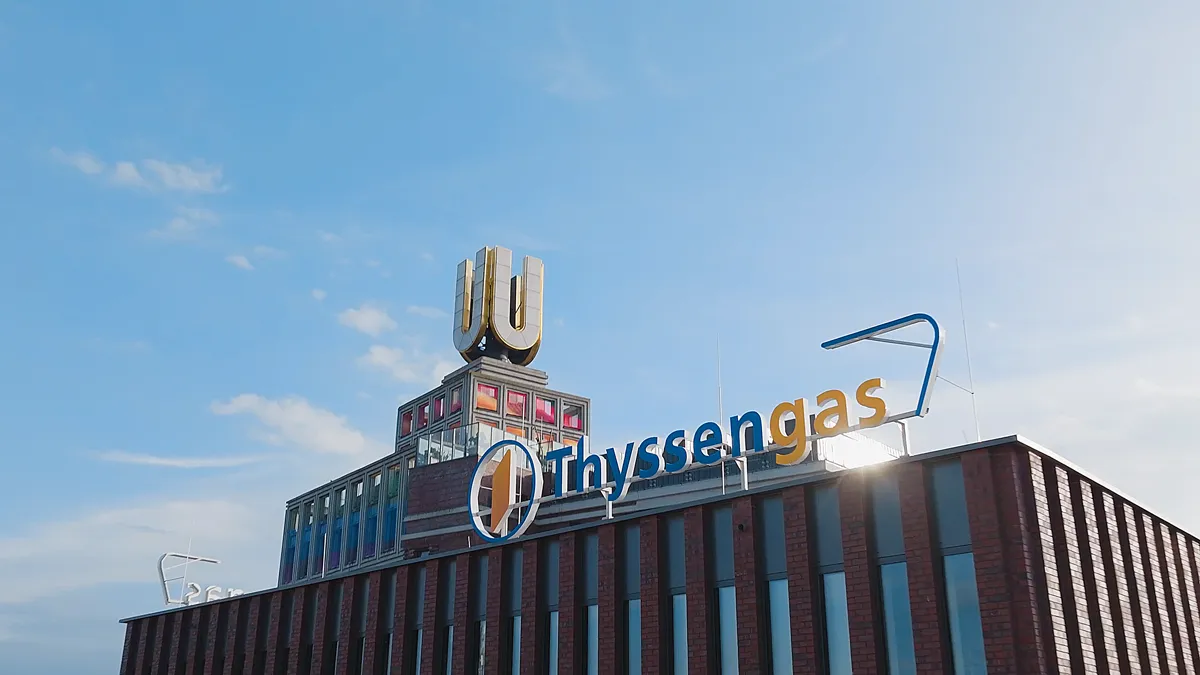 Außenaufnahme des Dortmunder U mit Westnetz-Logo bei Sonnenschein – Szene aus einem Kundenfilm oder Produktvideo über Unternehmensstandorte, regionale Energieversorgung und moderne Firmenkommunikation.