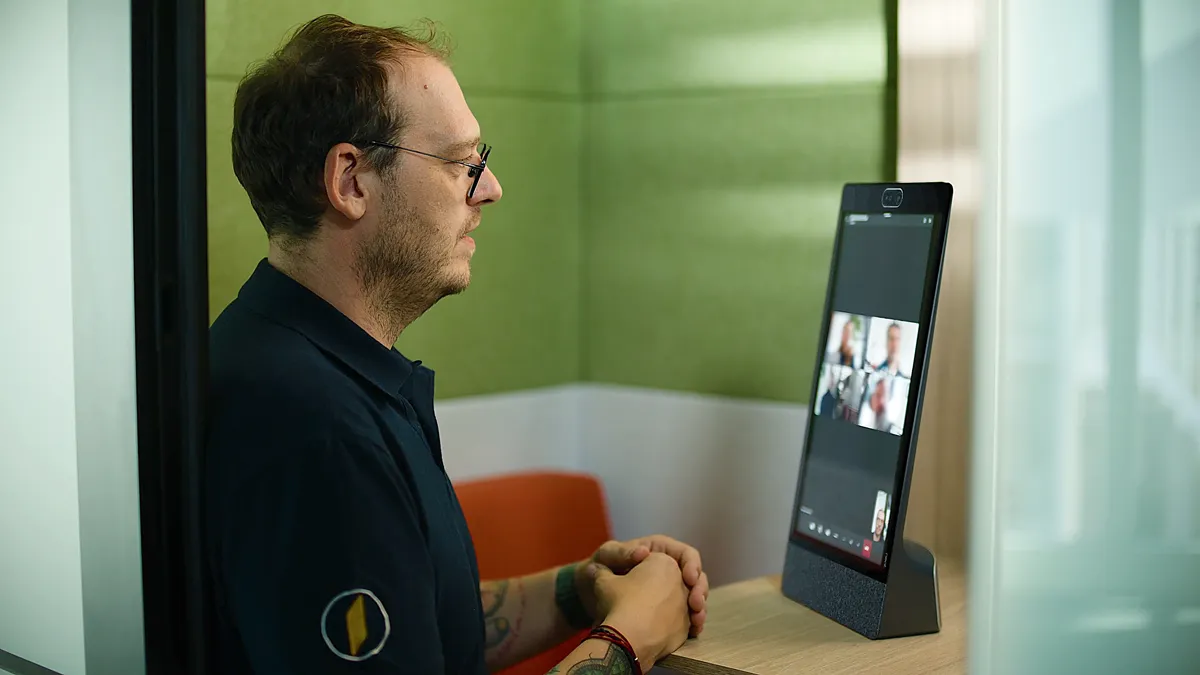 Mitarbeiter in Videokonferenz mit NEAT Display – Szene aus einem Kundenfilm oder Produktvideo über digitale Zusammenarbeit, smarte Kommunikation und moderne Meetinglösungen.