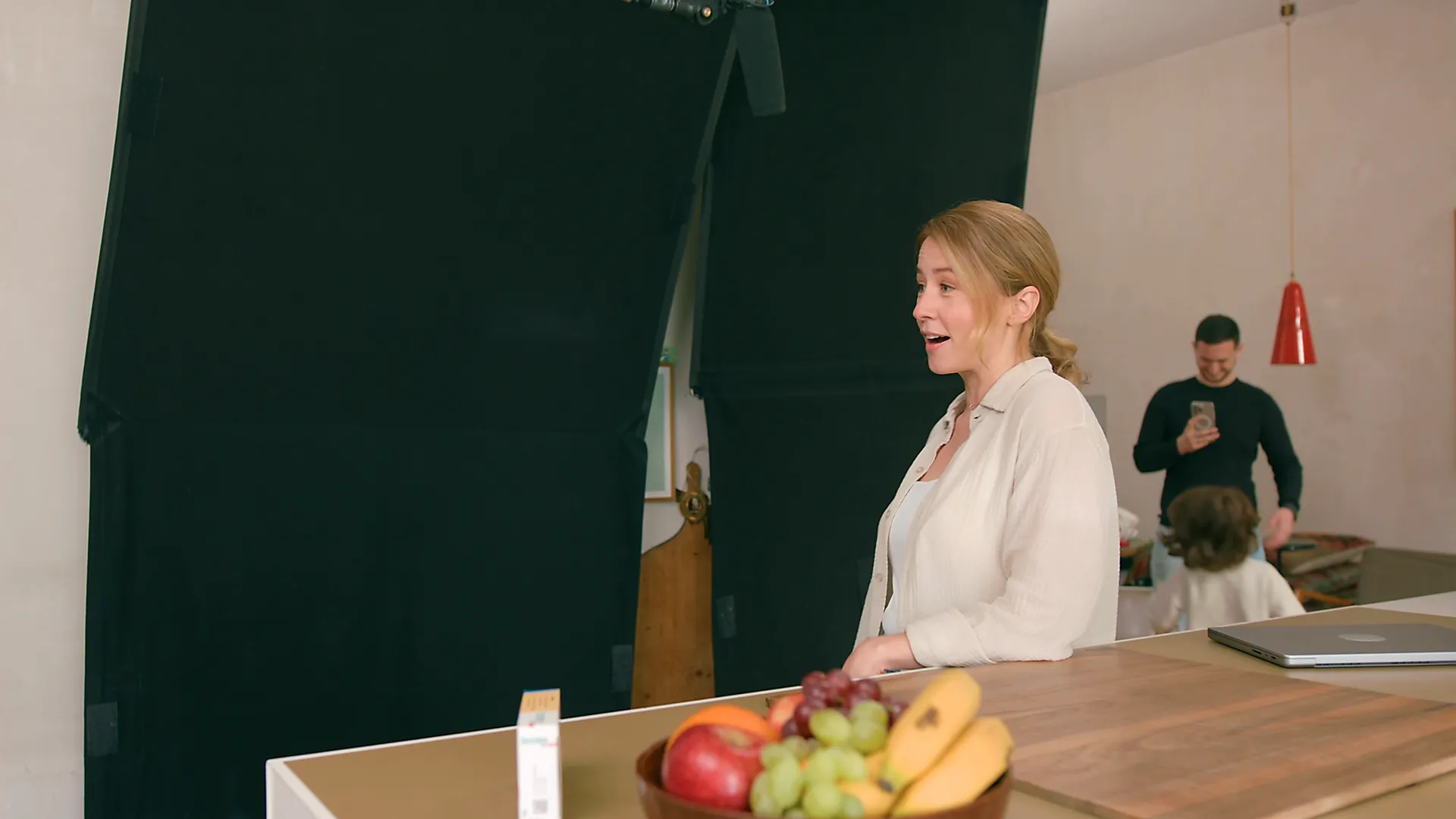 Behind-the-Scenes einer Werbefilm- oder Produktvideo-Produktion: Schauspielerin am Set mit Kamera und Crew – authentischer Einblick in professionelle Filmproduktion und Markeninszenierung.