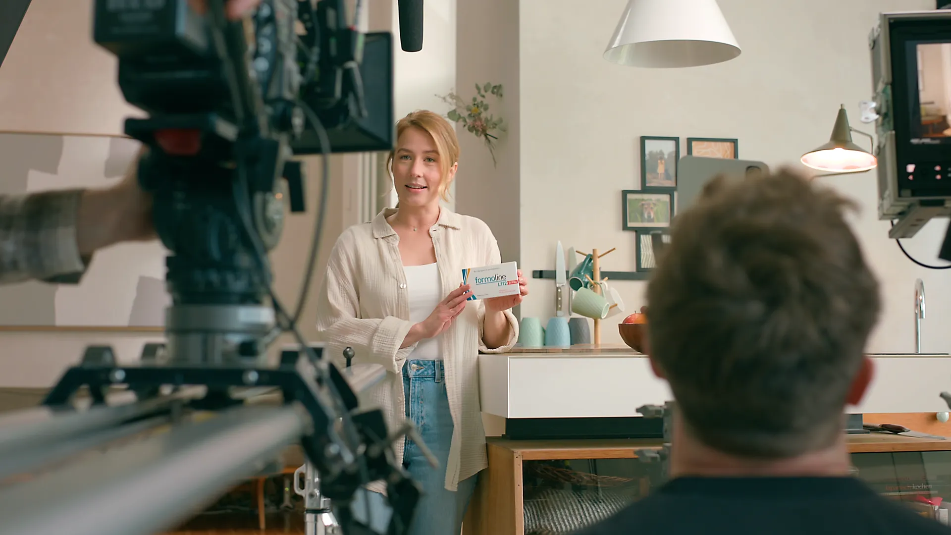 Dreharbeiten zu einem Werbefilm oder Produktvideo: Schauspielerin präsentiert Formoline L112 vor der Kamera – professionelle Filmproduktion mit Regie, Licht und Kameraequipment.