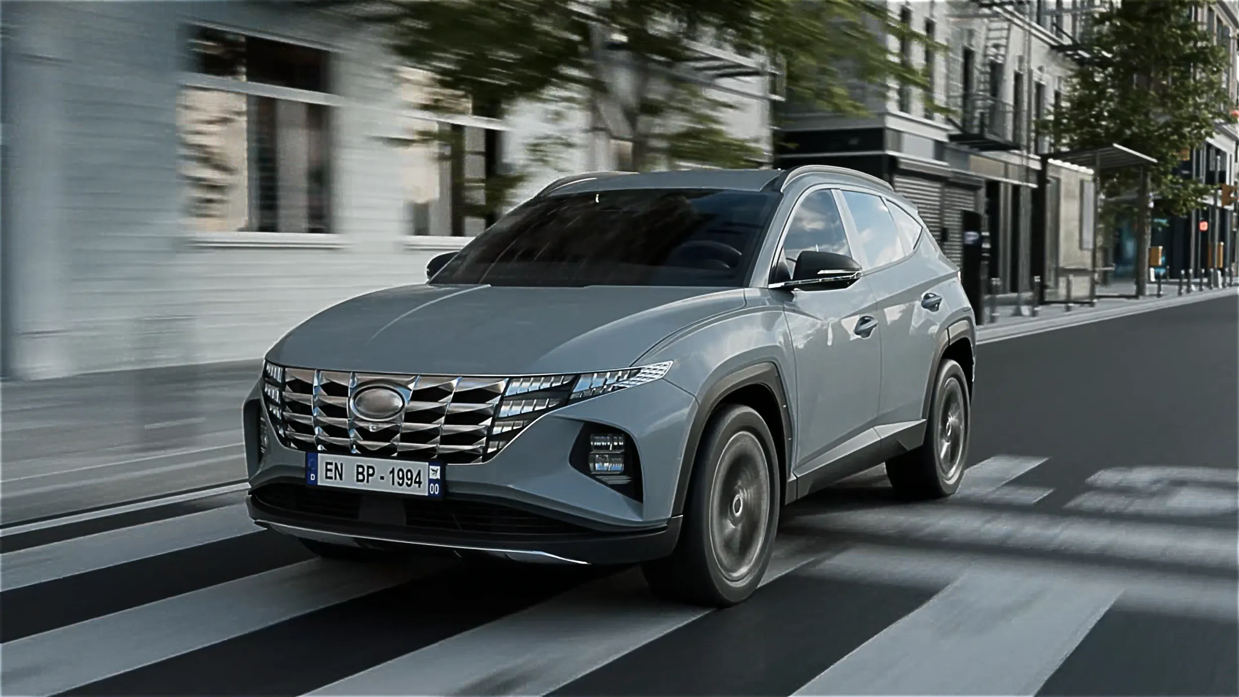 SUV fährt durch Innenstadt – modernes Fahrzeugmodell auf Zebrastreifen.