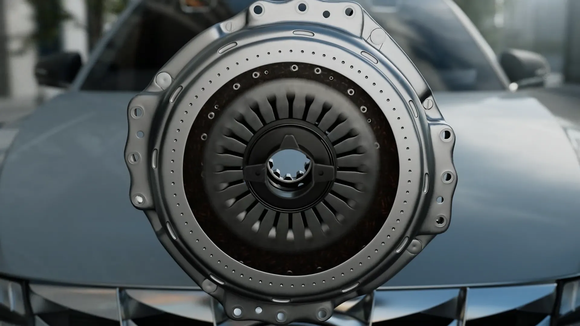 Kupplungsscheibe in Großaufnahme – Autoersatzteil vor Fahrzeug visualisiert.